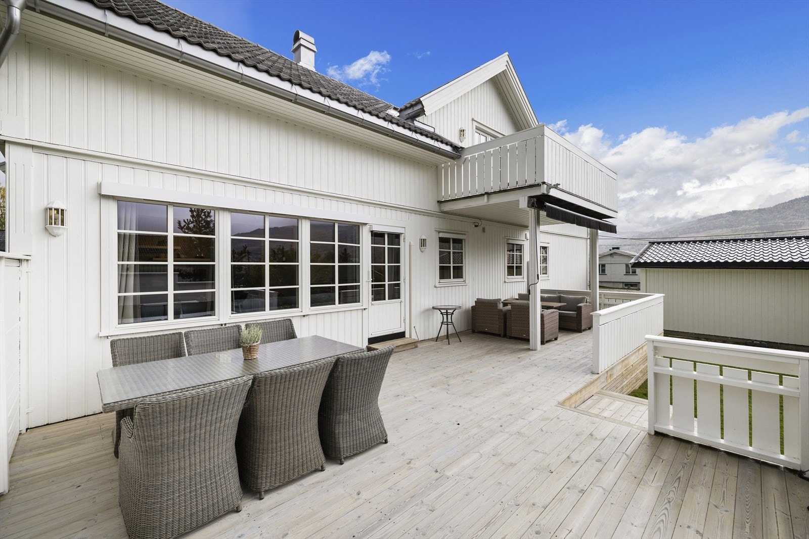 Terrassen er ca 46 kvm og har god plass til forskjellige sittegrupper. Galleribilde