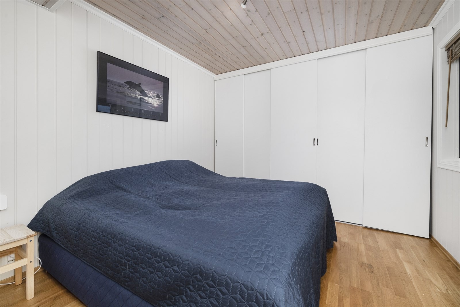 Soverom 2 i 1 etasje har god plass til dobbeltseng og gode skyvedørsgarderober. Galleribilde