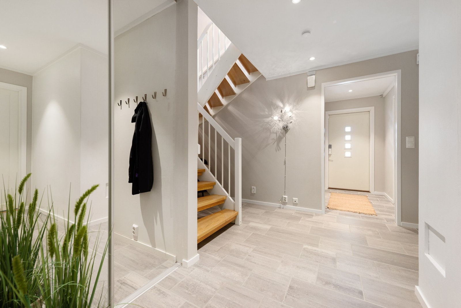 Mange vil sette pris på stor walk-in garderobe, moderne med skyvedører i speil. Det er også en romslig bod på planet, på 8 kvm. Galleribilde