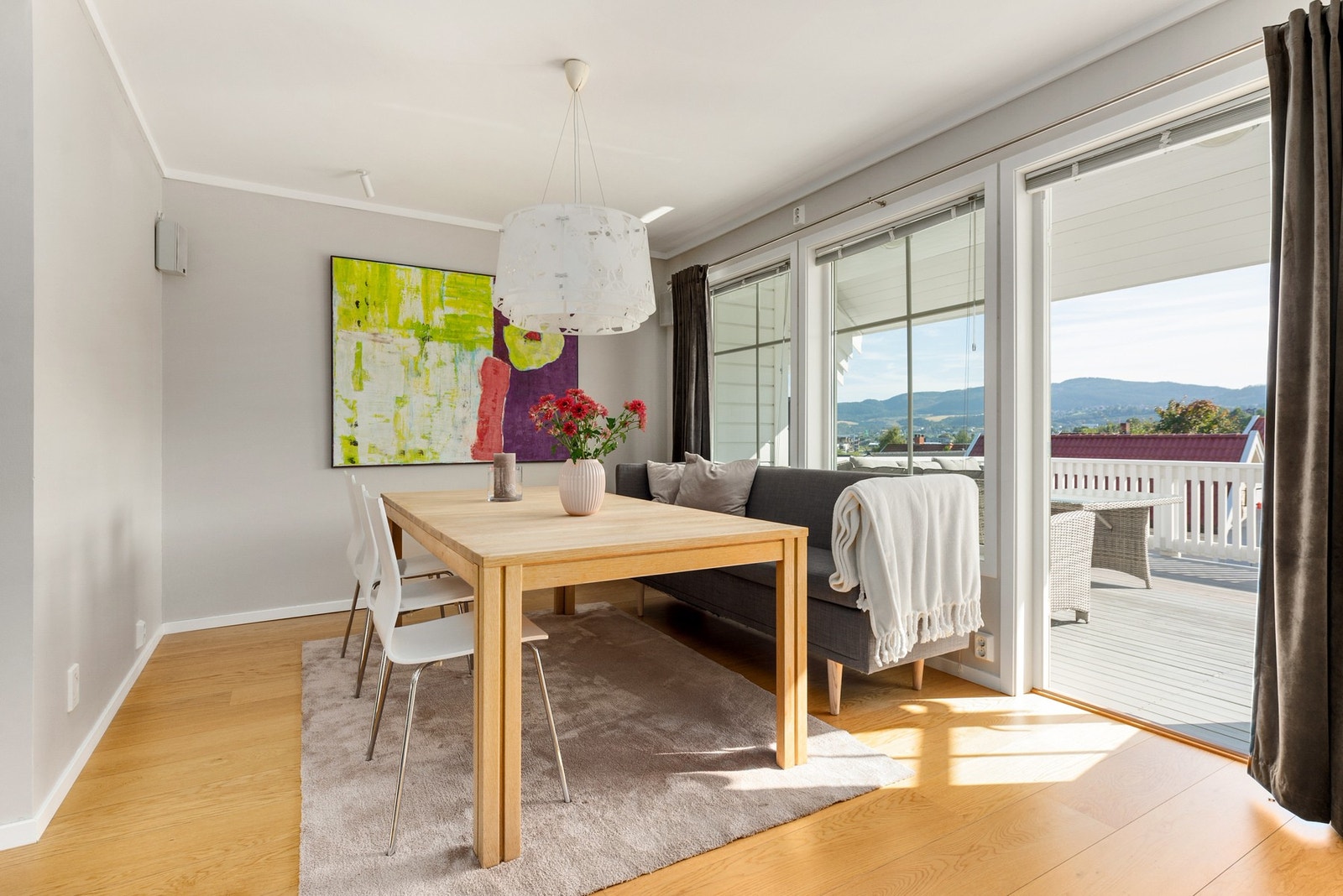 Spisestuen forlenges naturlig i stor veranda med morgen- og formiddagssol. Galleribilde