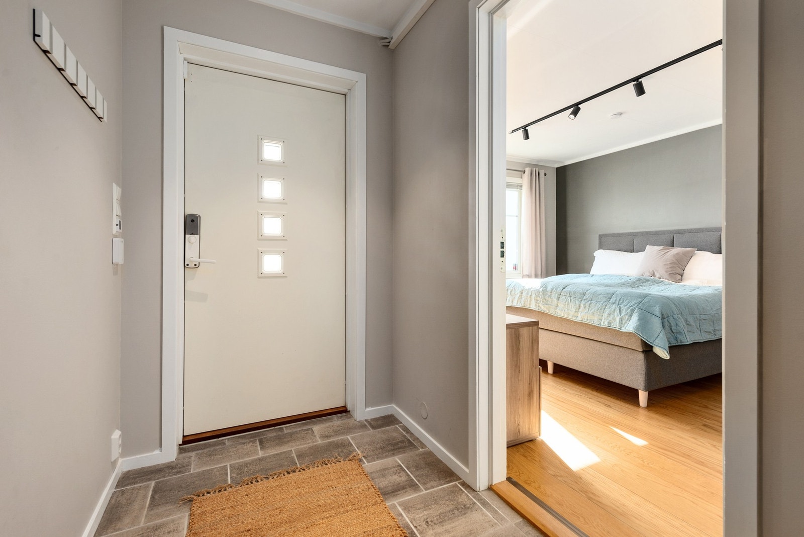 Du kommer inn i romslig entré med behagelig varme i flislagt gulv. Galleribilde
