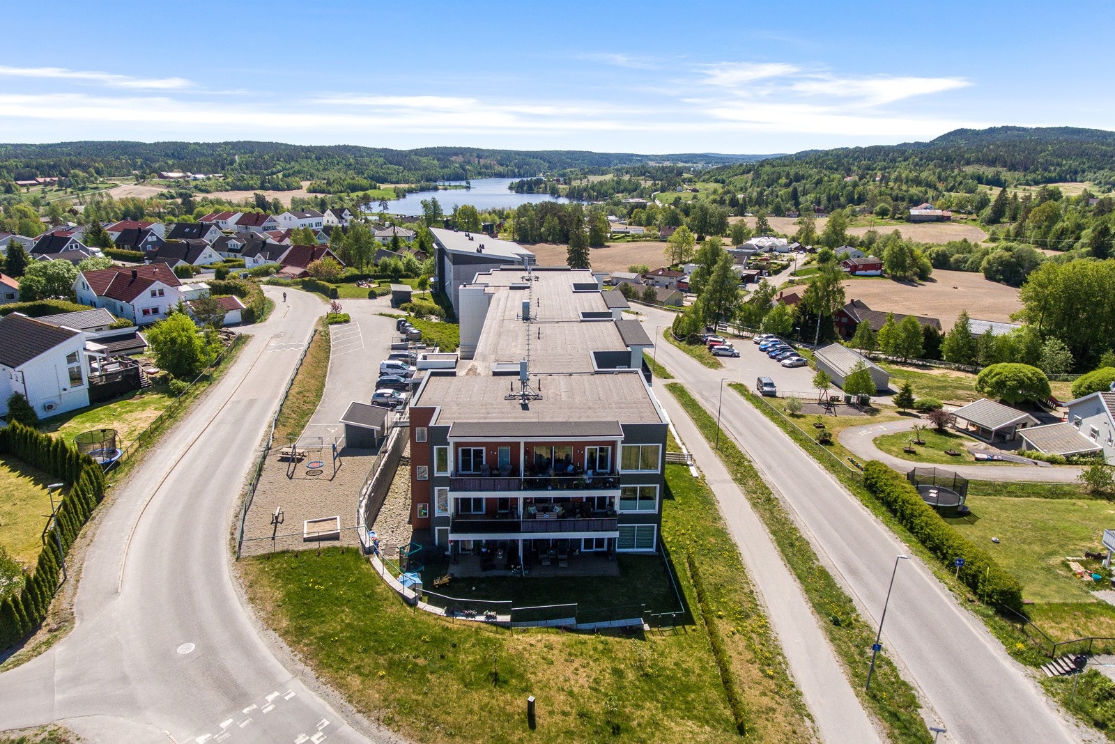 Fra boligfeltet er det få minutters gangavstand til matbutikken Kiwi, ungdomsskole, barneskole (ny 2019), idrettsplass og Østmarka. Galleribilde