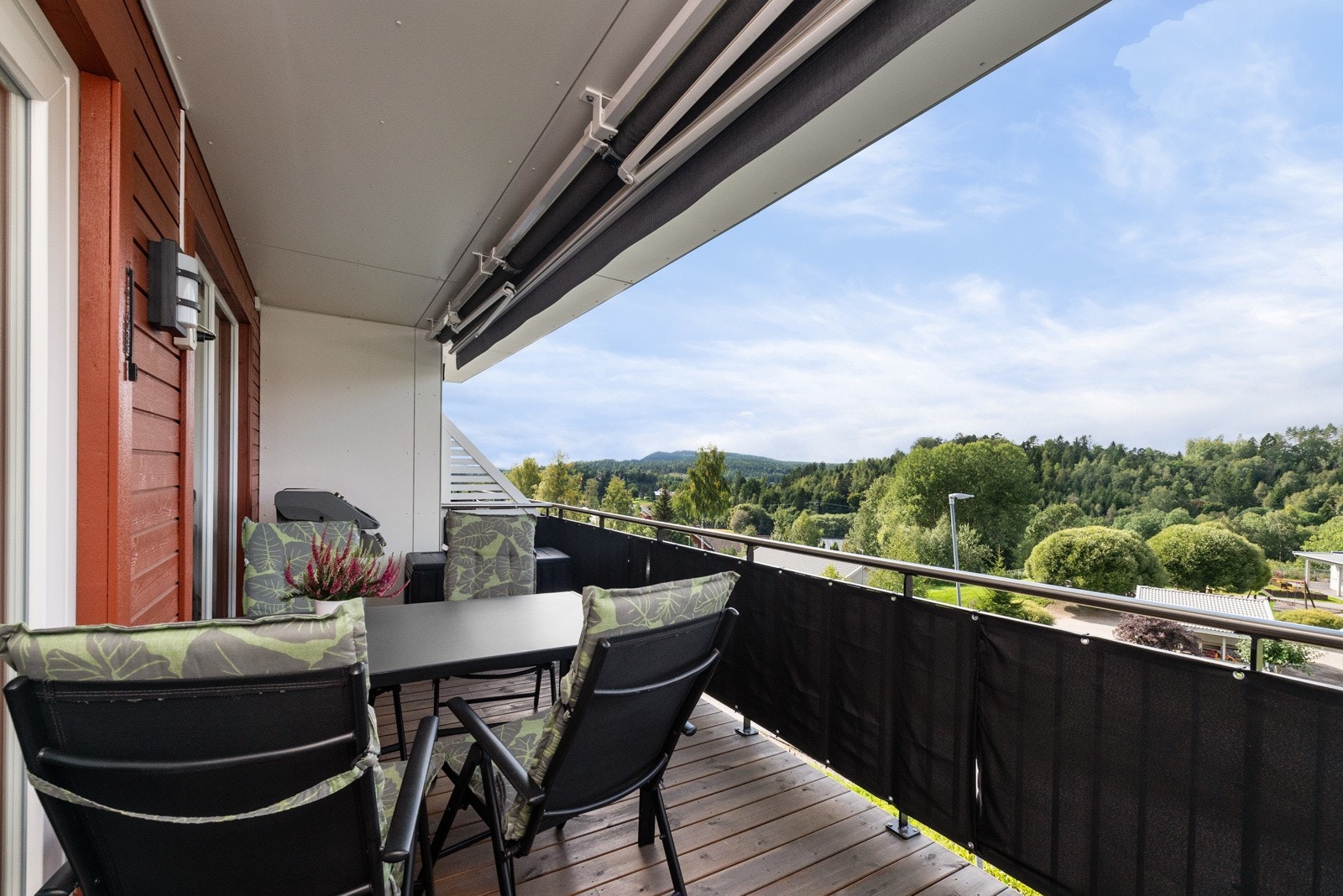 Terrassen har god plass til romslig spisebordsgruppe og grillen! Galleribilde
