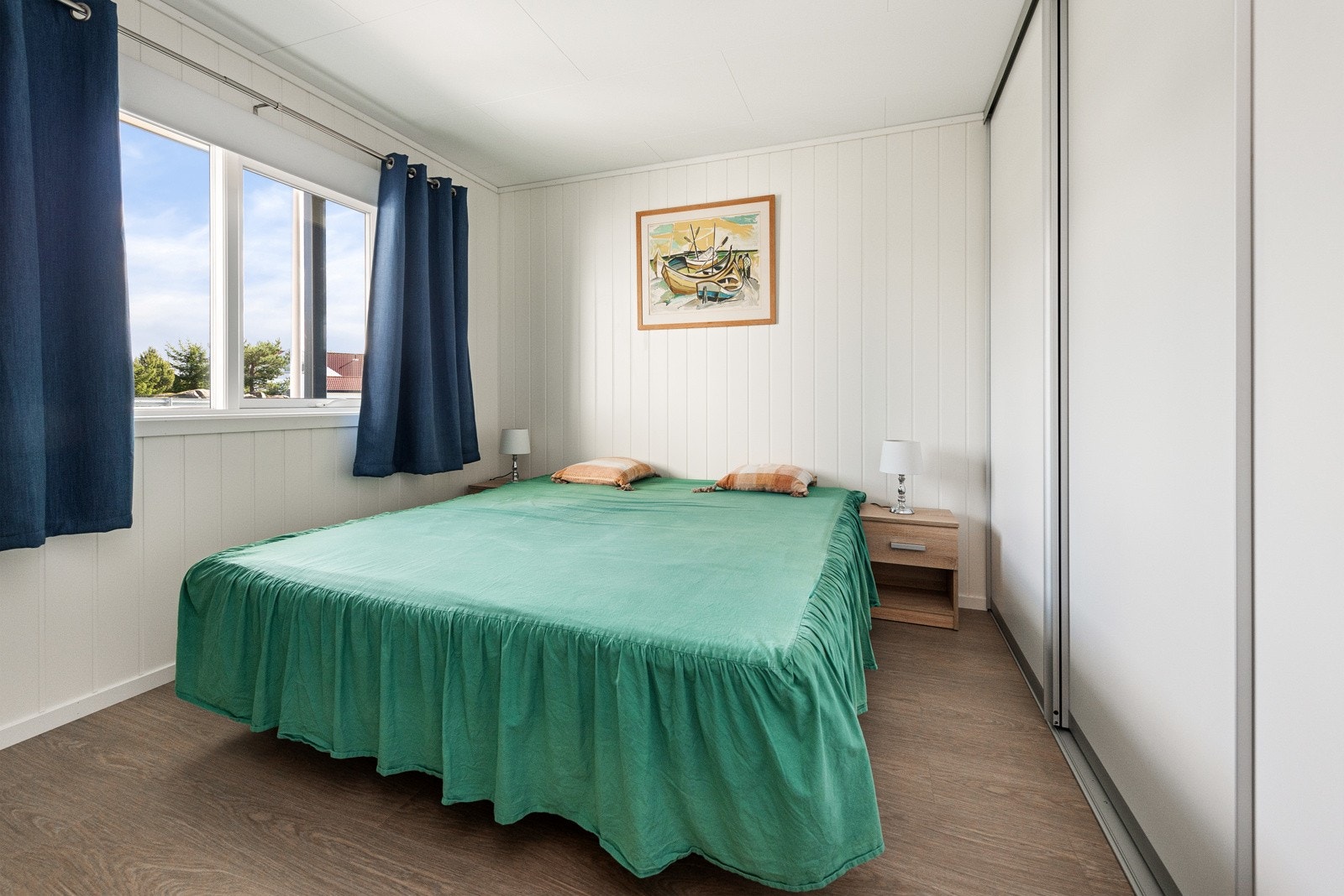 Soverom nr. 2 er utsyrt med dobbel skyvedørsgarderobe Galleribilde