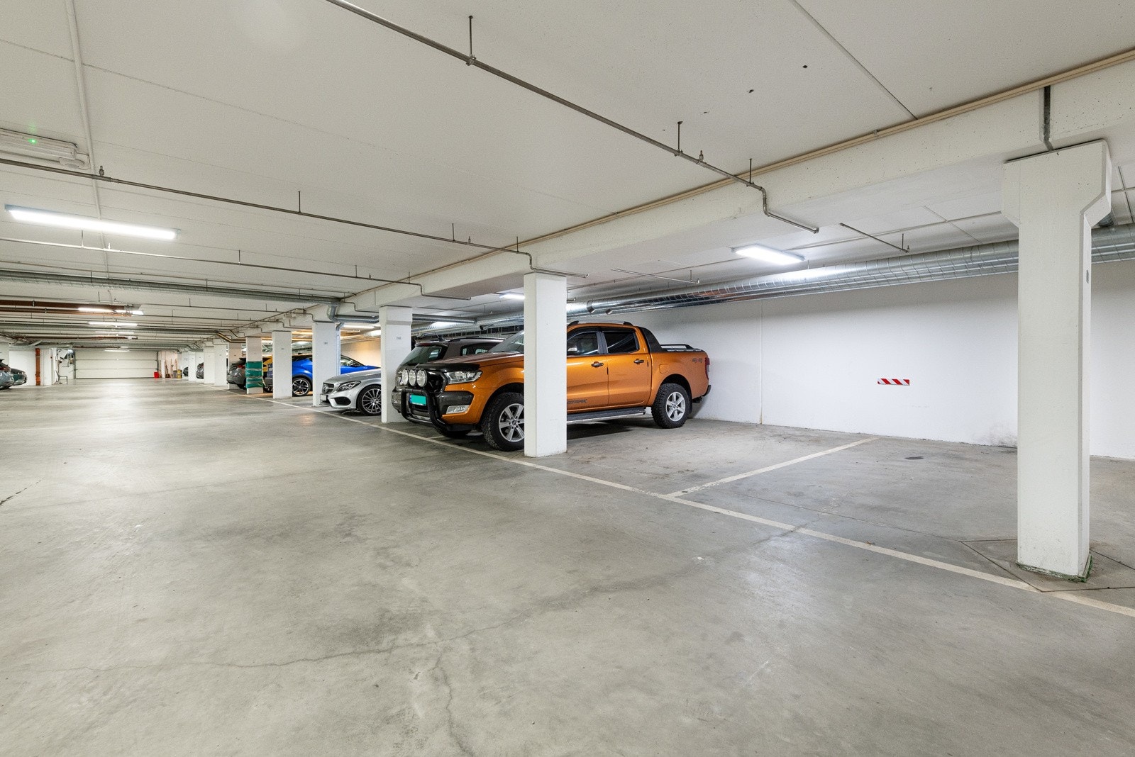 Leiligheten har 2 fasteplasser parkeringsplasser i lukket anlegg med heisadkomst Galleribilde