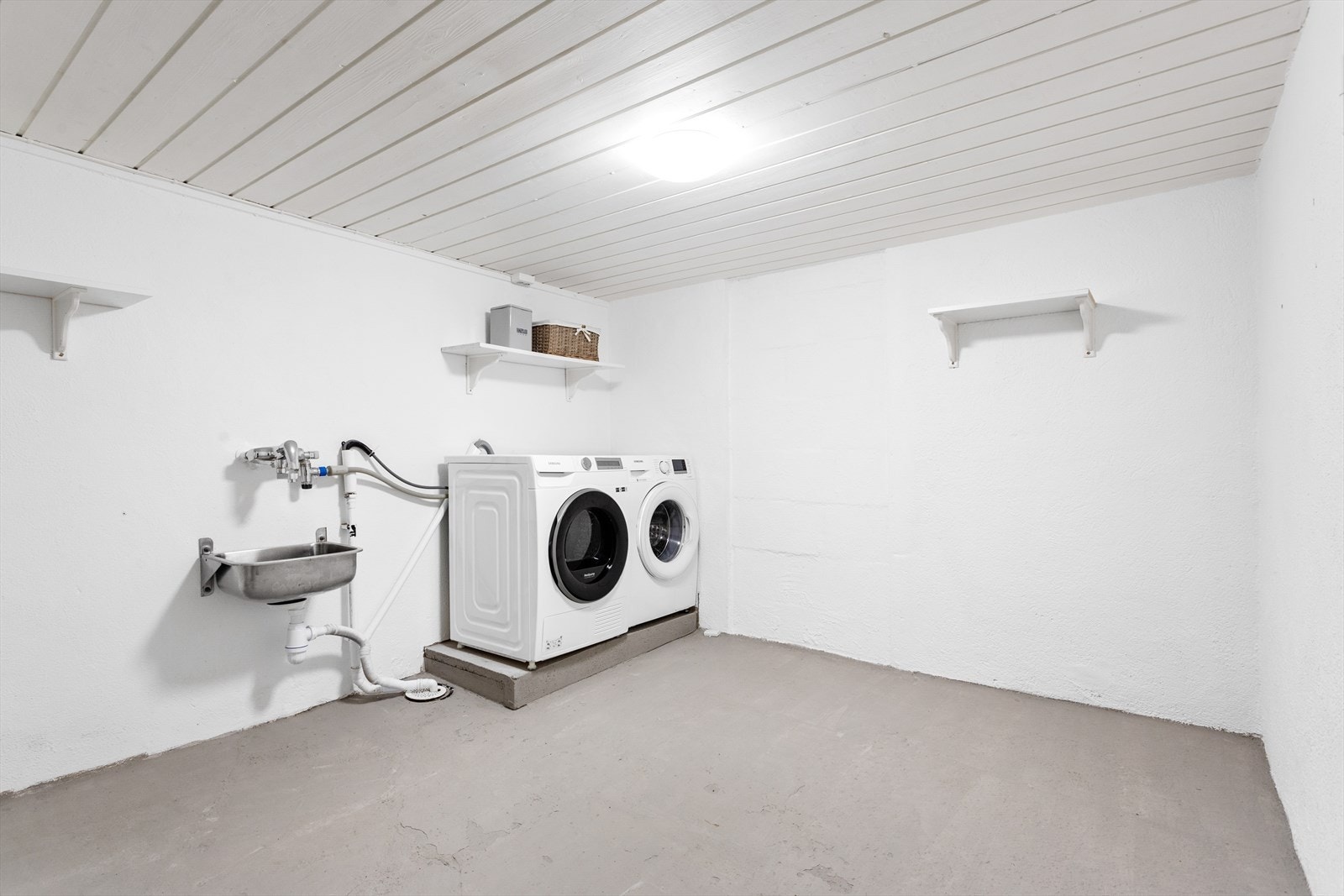 Boligen har et romslig vaskerom i kjelleren. Galleribilde