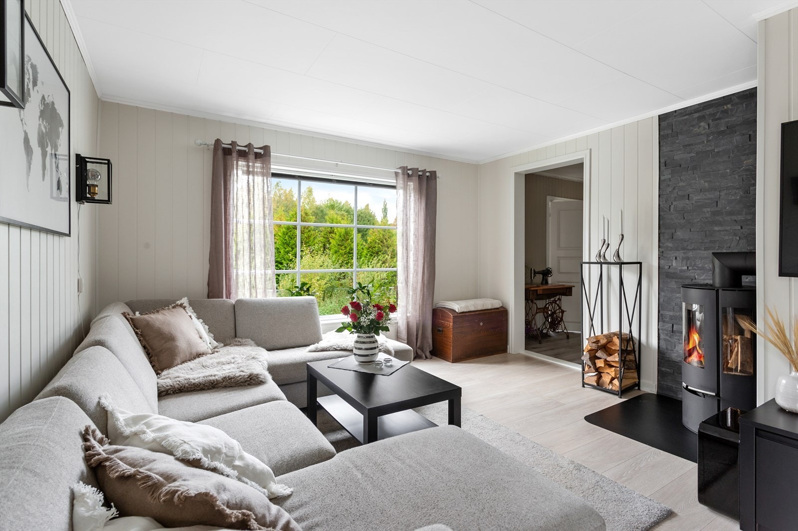 De store vindusflatene og terrassedøren slipper inn rikelig med lys til rommet, noe som skaper en god atmosfære. Galleribilde