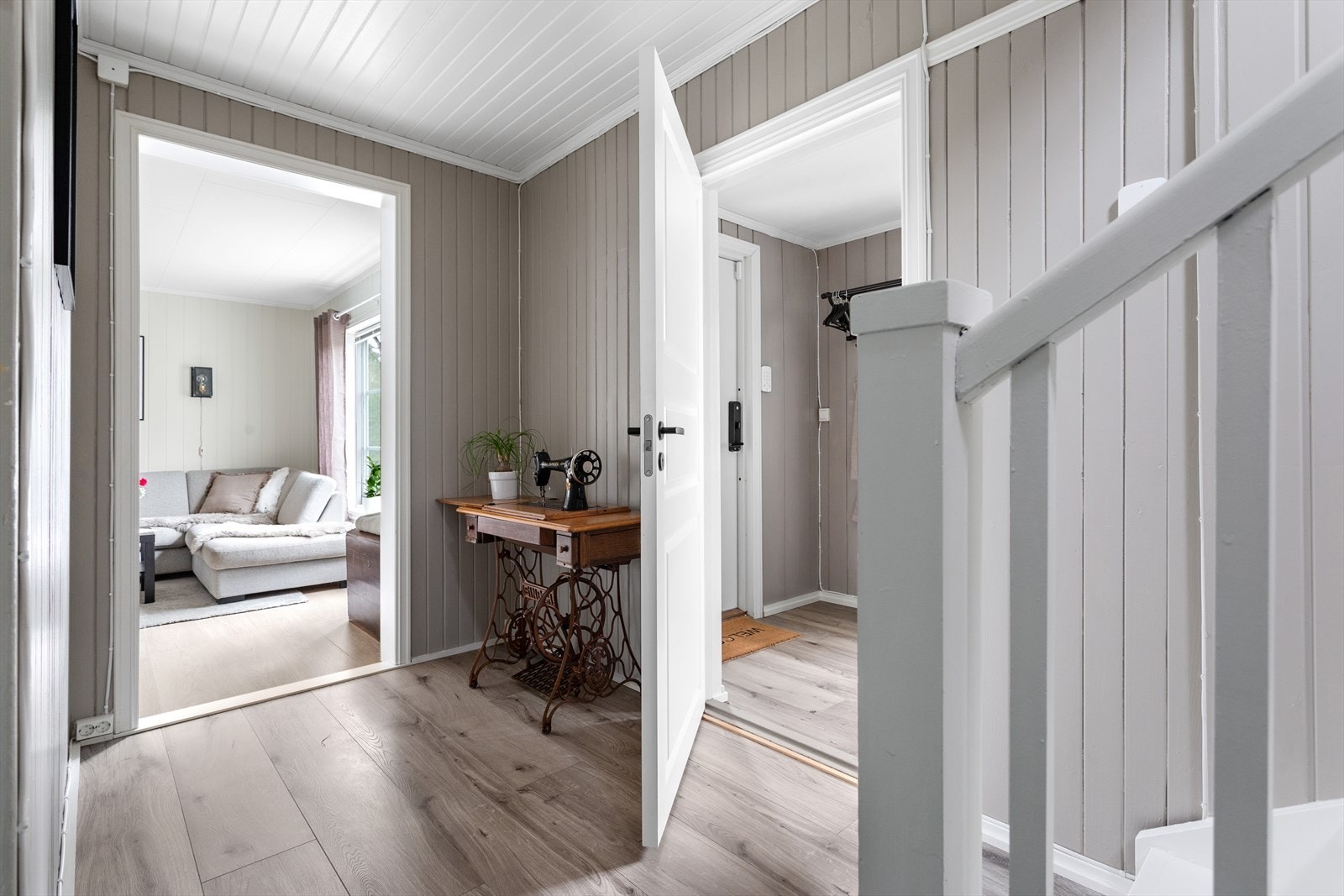 Videre kommer du inn i en gang med trapper opp til loftsetasjen. Fra gangen kommer du også inn til stue, kjøkken og bad. Galleribilde