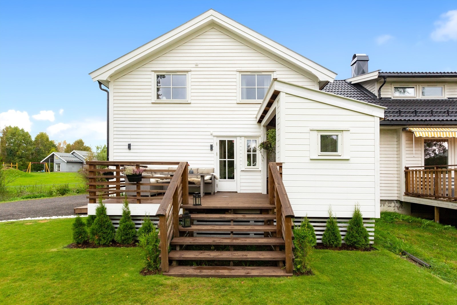 Fra stuen er det utgang til en stor terrasse på hele 19 m². Galleribilde
