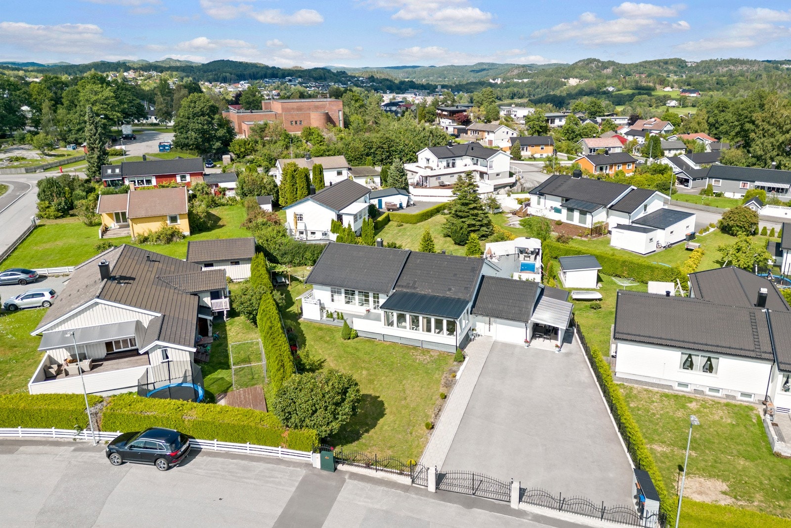 Dette er en pen og innholdsrik enebolig over to plan med sommerstue, herlig bassengområde og garasje. Galleribilde