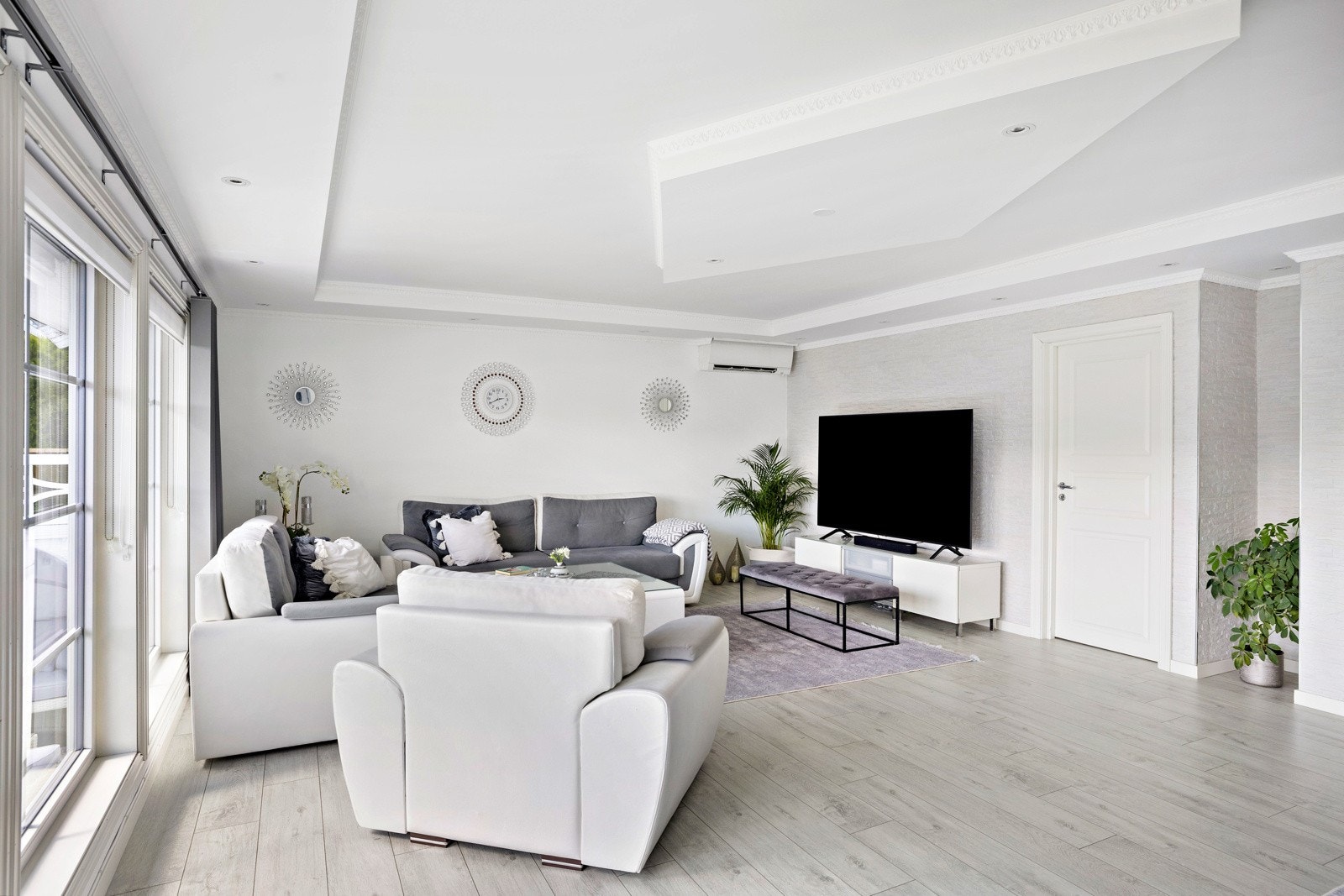 Hovedstuen har pent laminatgulv, innfelte downlights i himlingen og en luft-til-luft varmepumpe fra 2015. Galleribilde