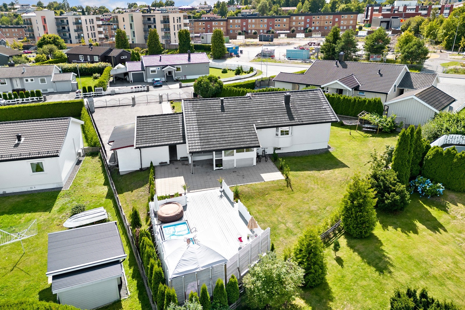 Eiendommen ligger i et attraktivt og meget barnevennlig boligområde på Hovland i Larvik kommune. Galleribilde