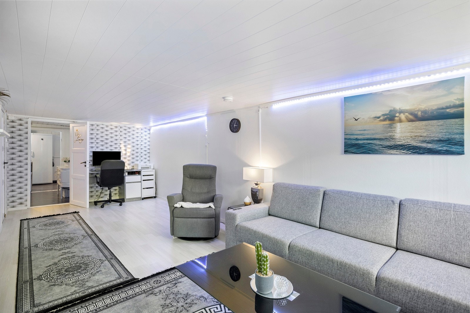 Kjellerstuen har også plass til kontormøblement. Galleribilde