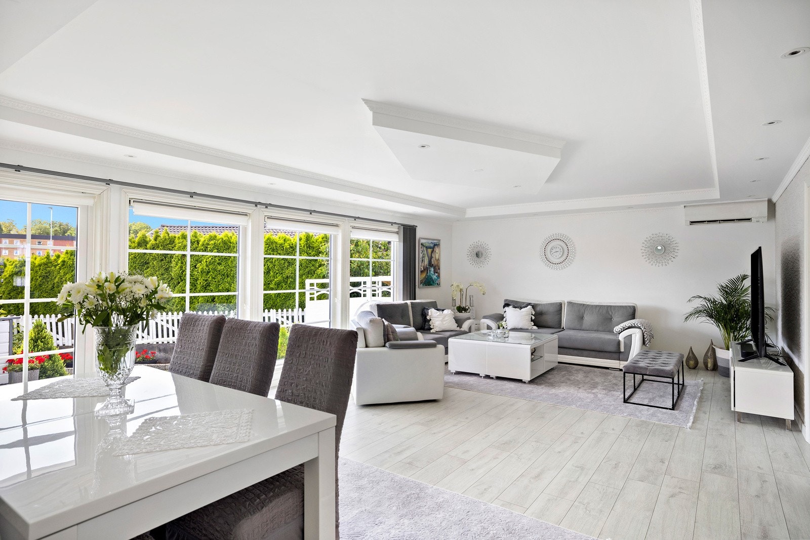 Stuen har god plass for sofagruppe og spisebord - en hyggelig samlingsplass for familie og venner. Galleribilde