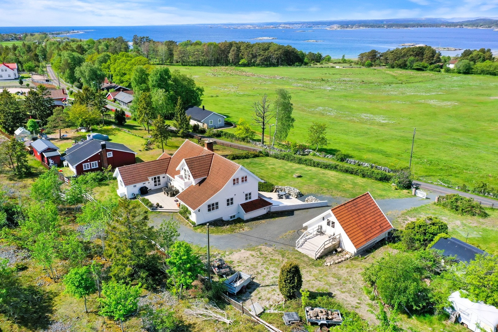 Boligen ligger omtrent midt på den vakre øya, omgitt av et vakkert natur- og kulturlandskap, samt fine turmuligheter. Galleribilde