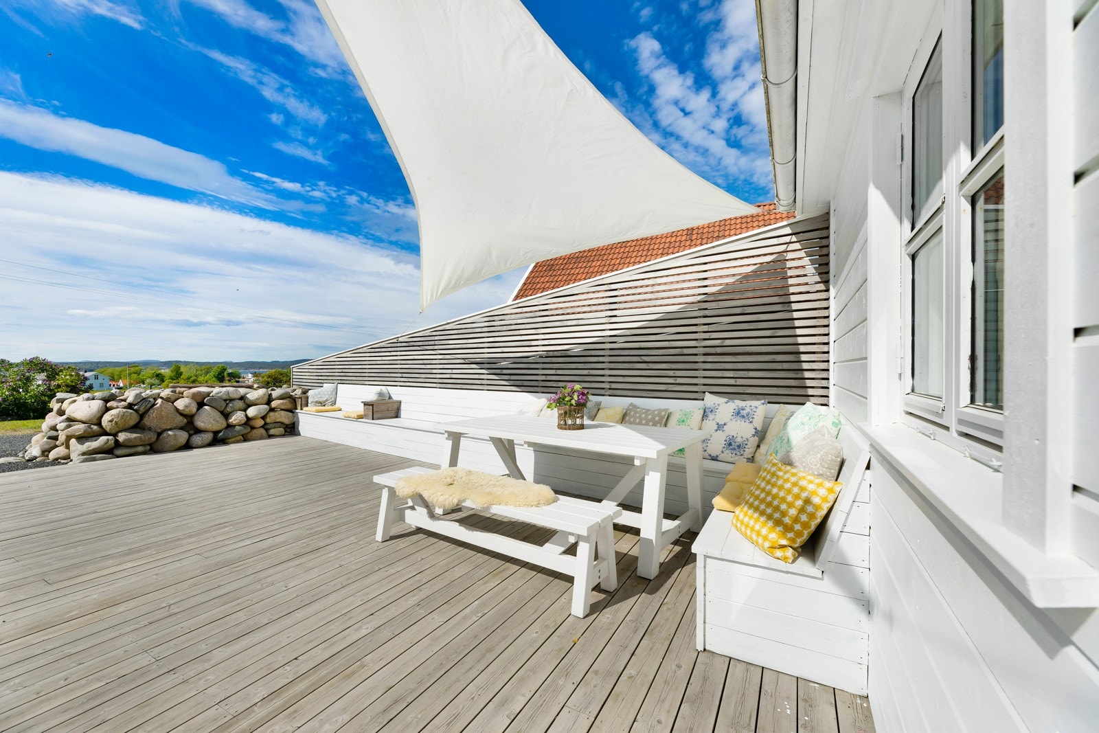 I første etasje er det utgang fra stue og spisestue til en delvis overbygget hjørneterrasse. Galleribilde