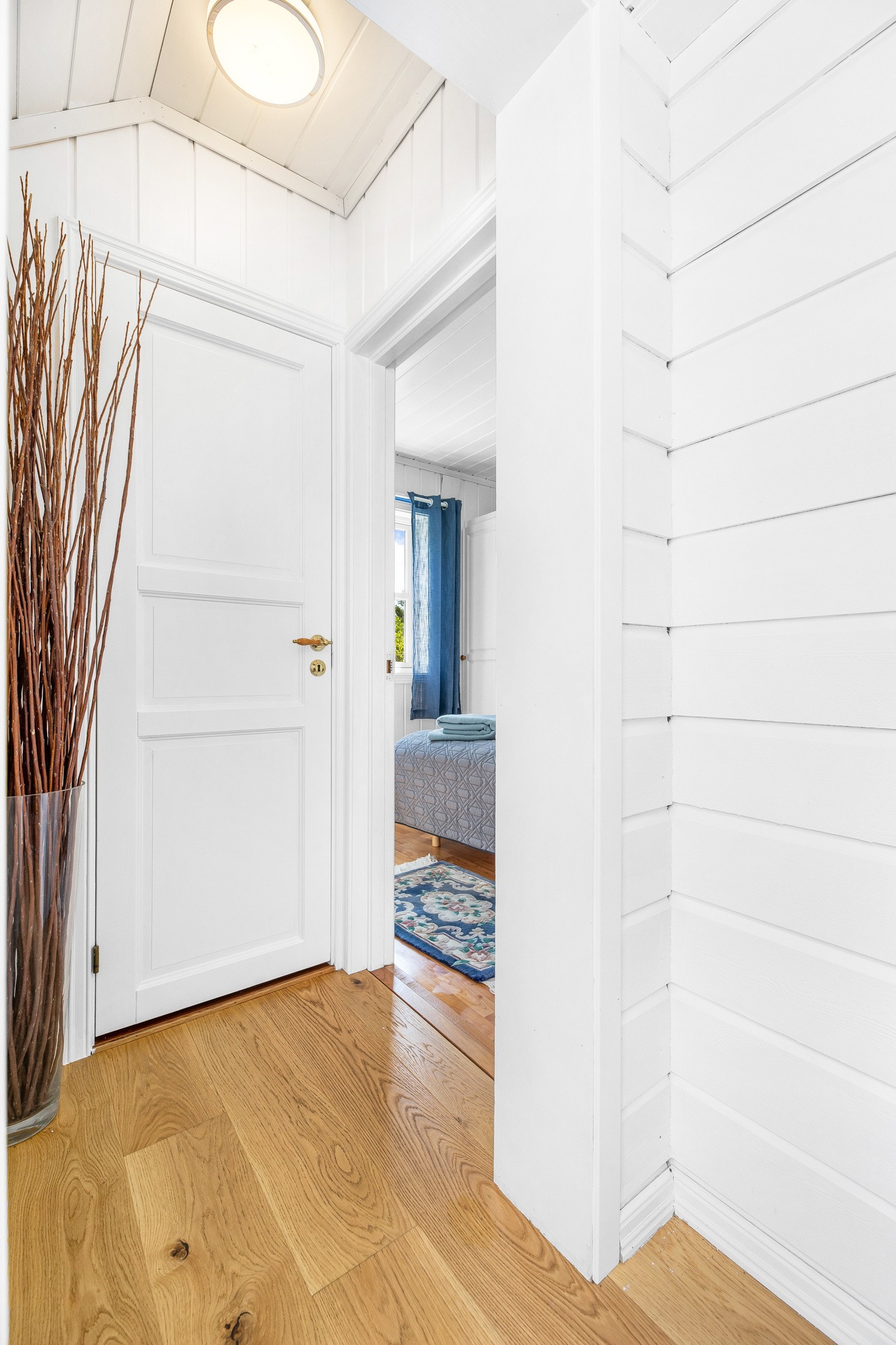 I entreen er det plass til yttertøyet og adkomst til alle rommene i hybelen. Galleribilde