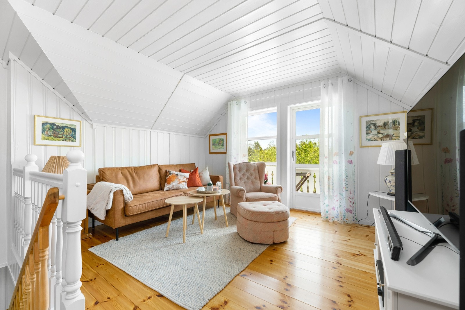 Loftstuen i hovedboligen har utgang til balkong. Galleribilde