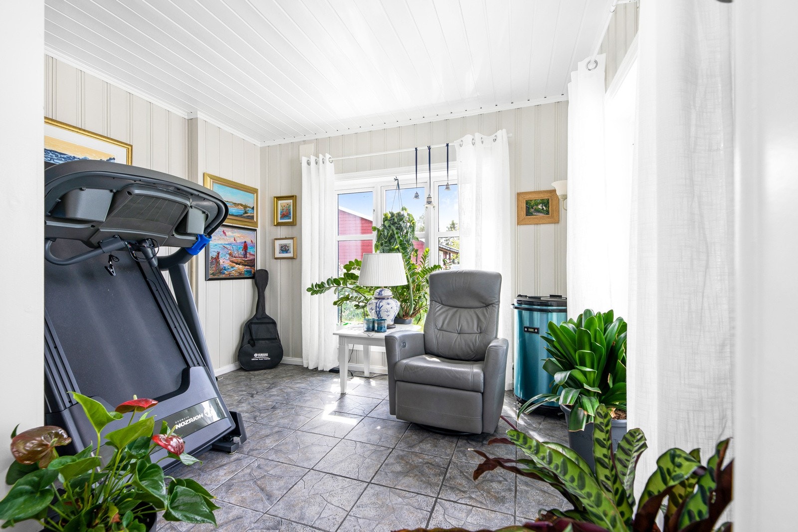 I denne flislagte stuen kan man ha tv, eller kanskje treningsapparater. Galleribilde