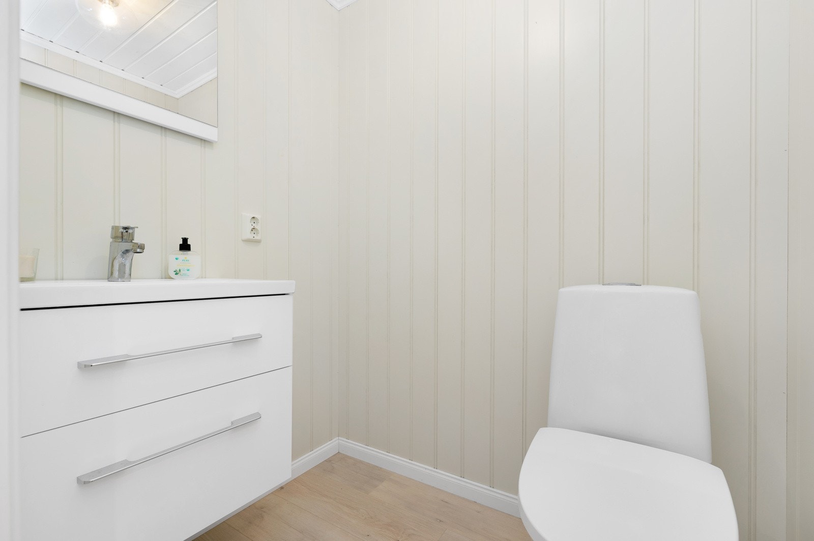 I tillegg til badet har leiligheten et ekstra toalettrom. Galleribilde