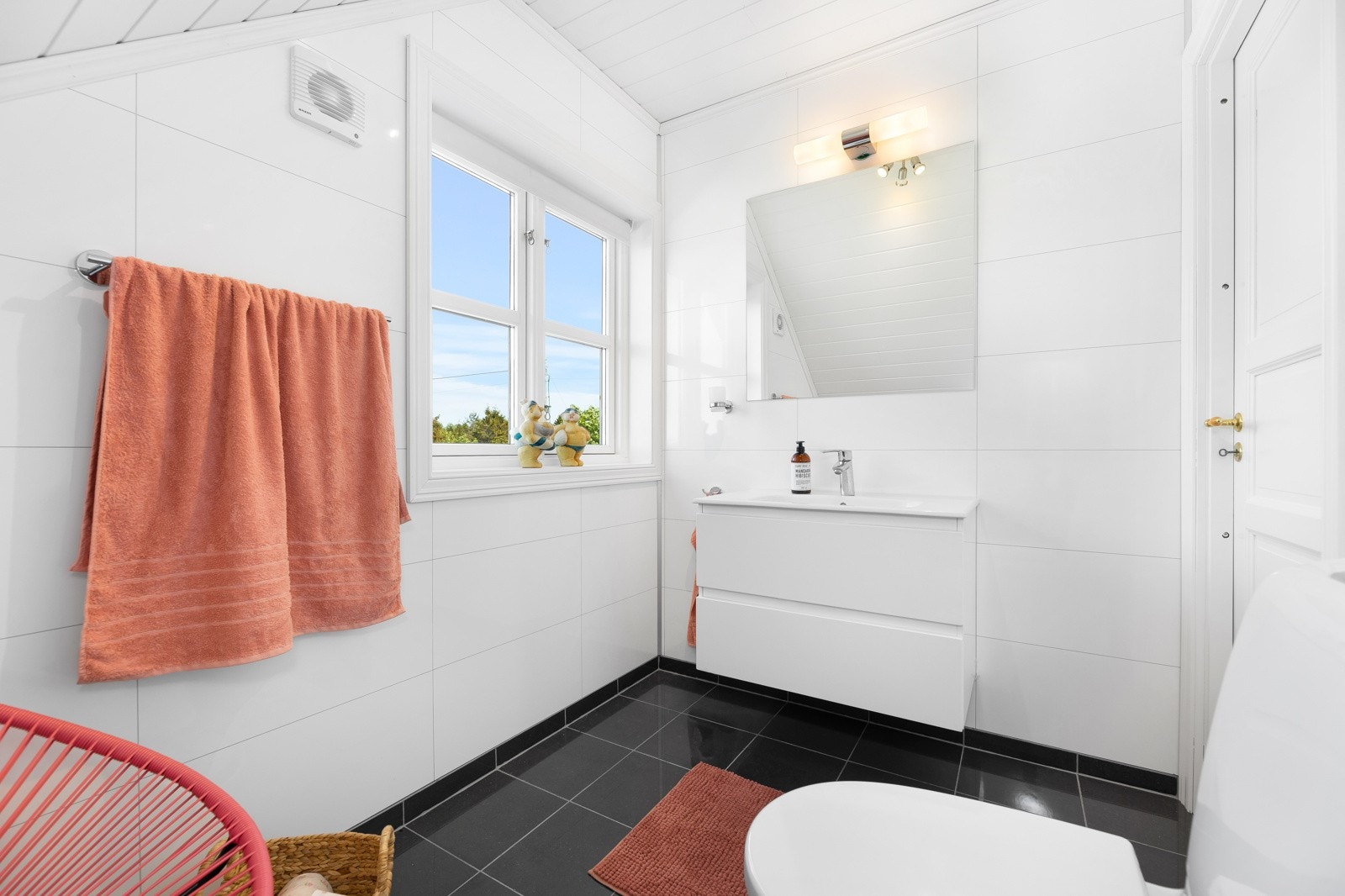 Toalettrommet i andre etasje har en nyere, nøytral stil som kan krydres med fargerike håndklær og annet tilbehør. Galleribilde