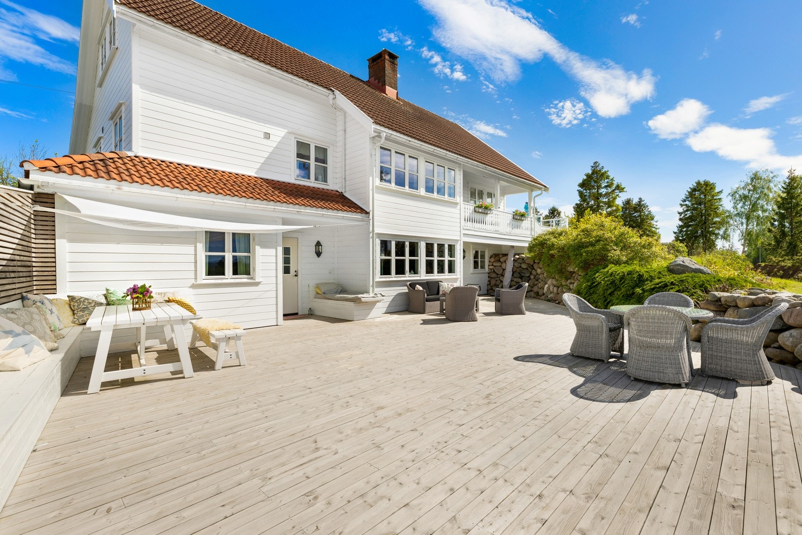 Utenfor uteleiedelen er det en herlig terrasse på 65 kvm med en plassbygd benk. Galleribilde