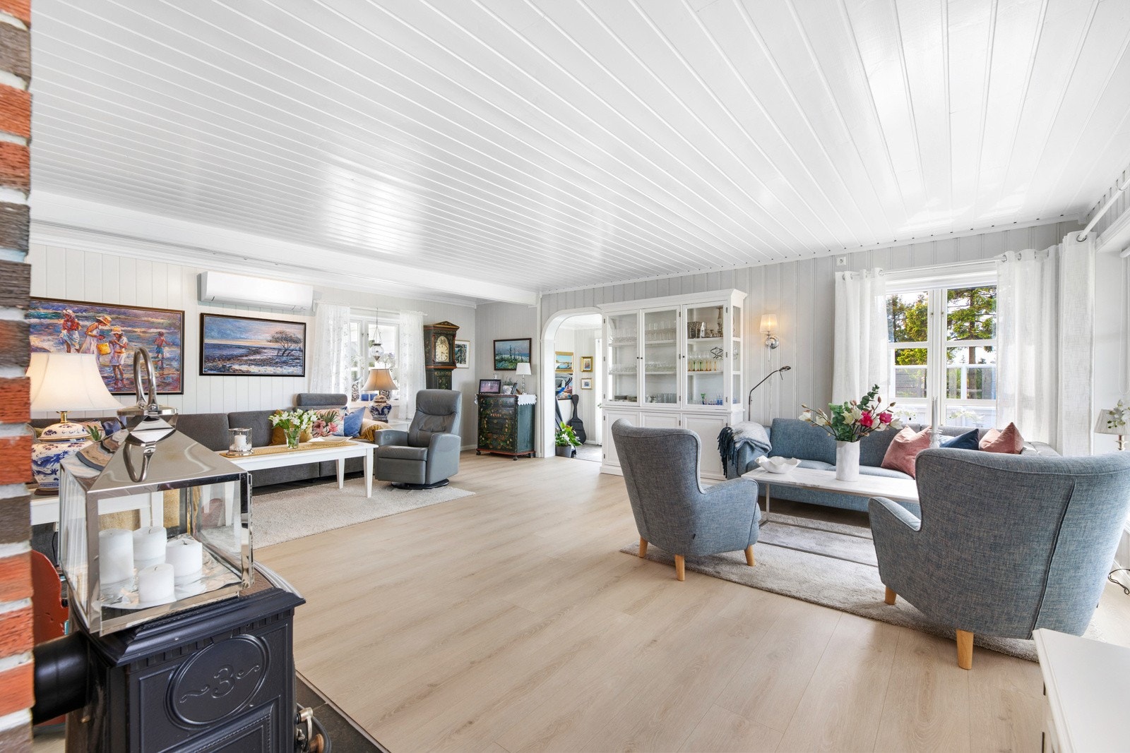 Stuen er et nydelig oppholdsrom med god plass til flere sittegrupper. Galleribilde