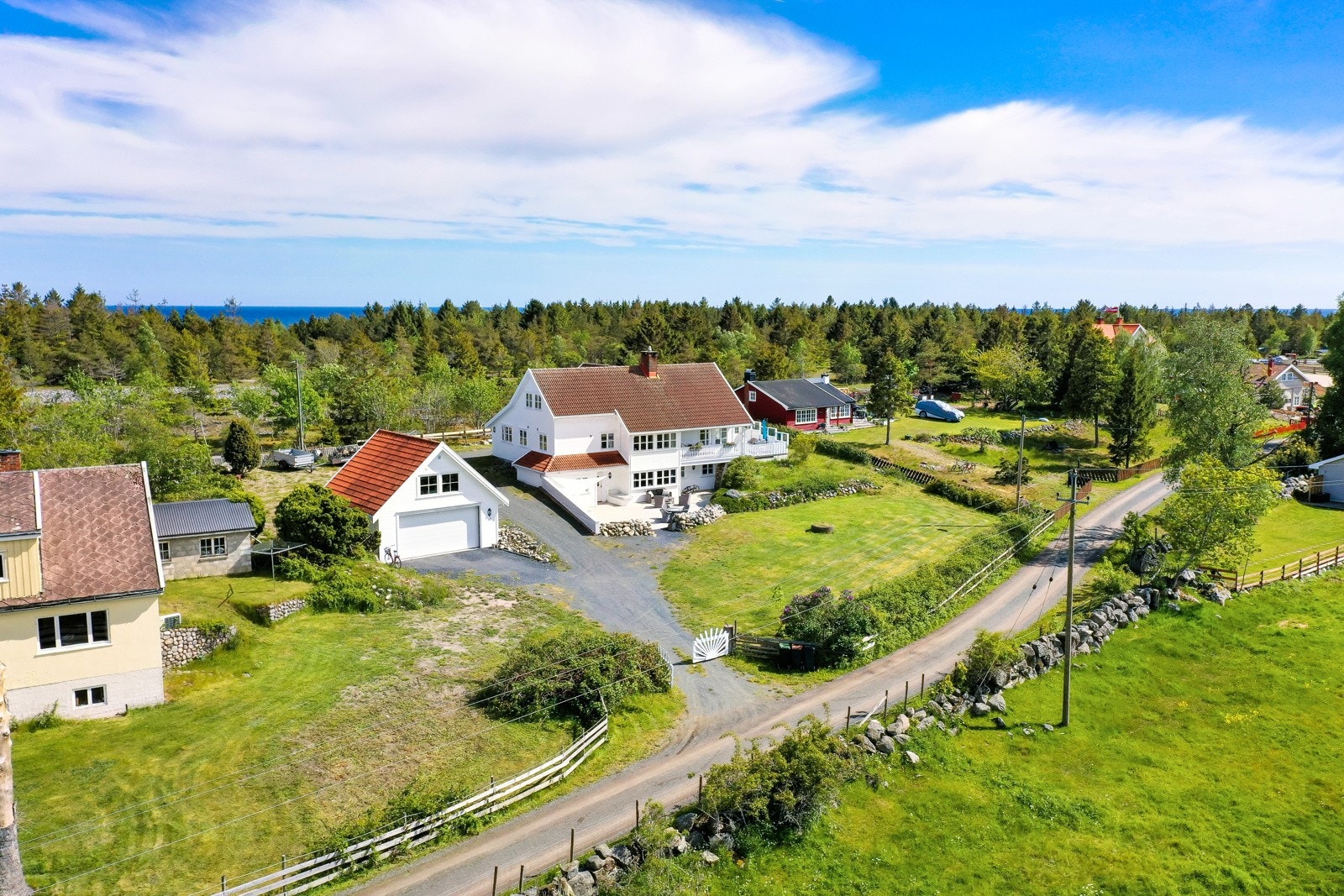 Eneboligen ligger i idylliske omgivelser med meget gode solforhold og fantastisk utsikt. Galleribilde
