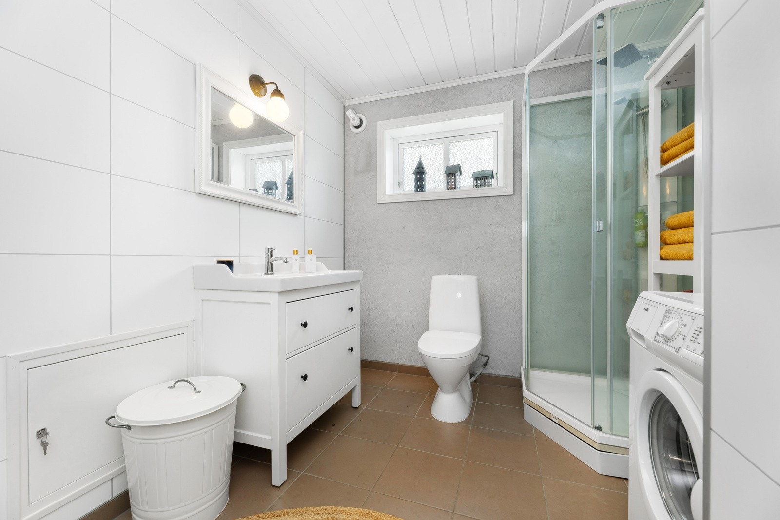 Badet i utleieleiligheten er fra 2018 og har alt man trenger. Galleribilde