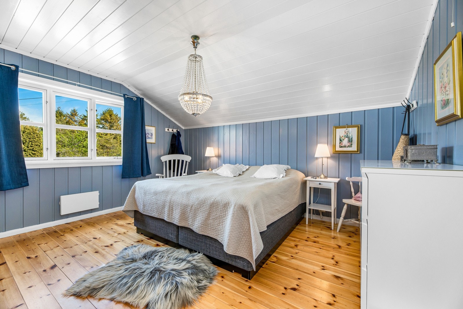 Hovedboligen har tre gode soverom, fordelt med ett i første etasje og to i andre. Galleribilde