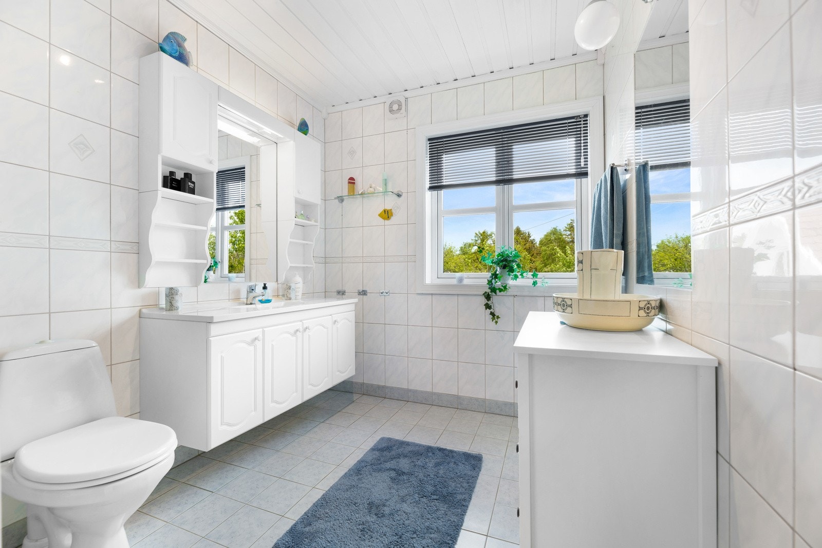 Badet i hovedboligen ligger i første etasje og var nytt i 2012. Galleribilde