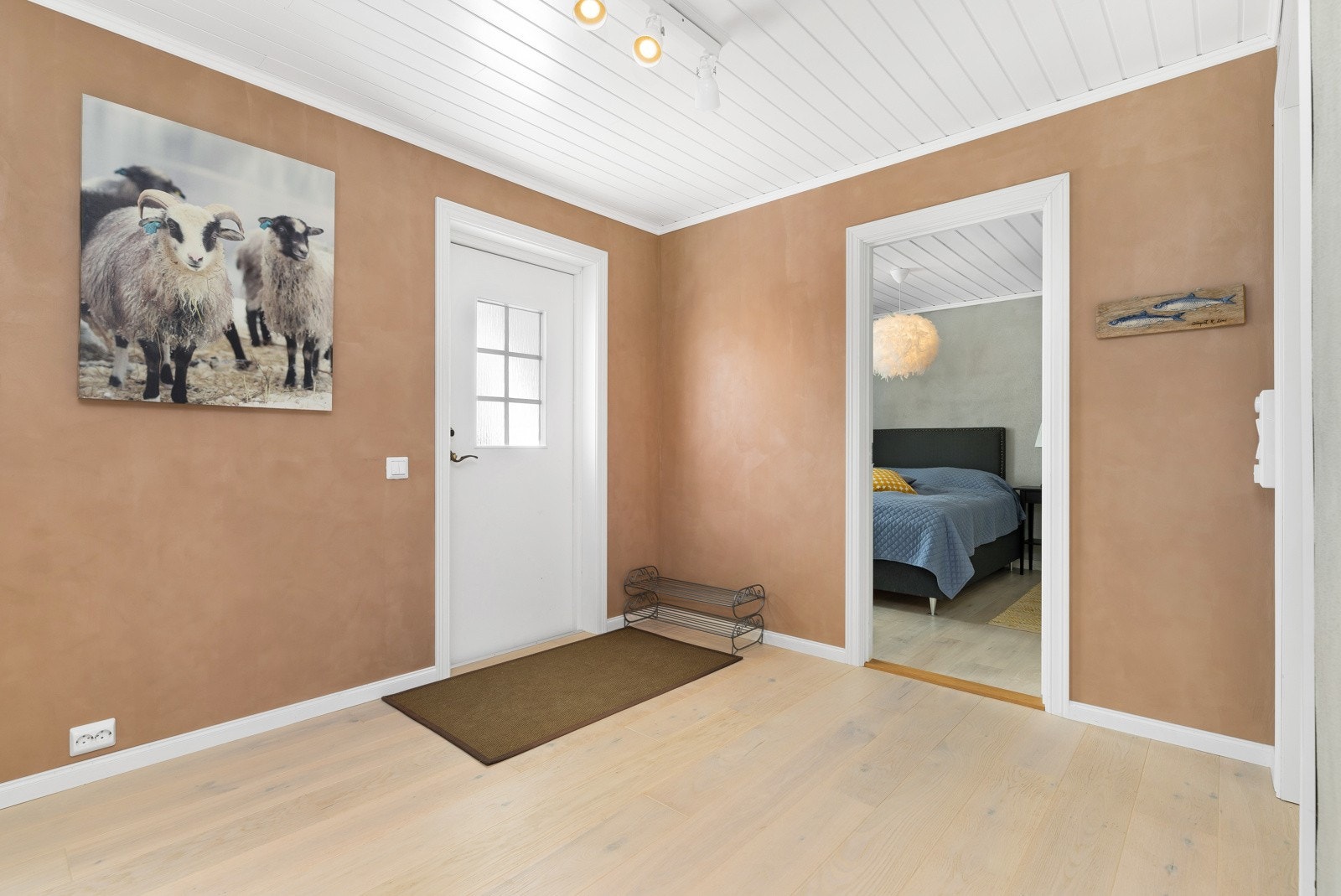 I stuen er det peisovn og vinduer med nydelig utsikt. Galleribilde