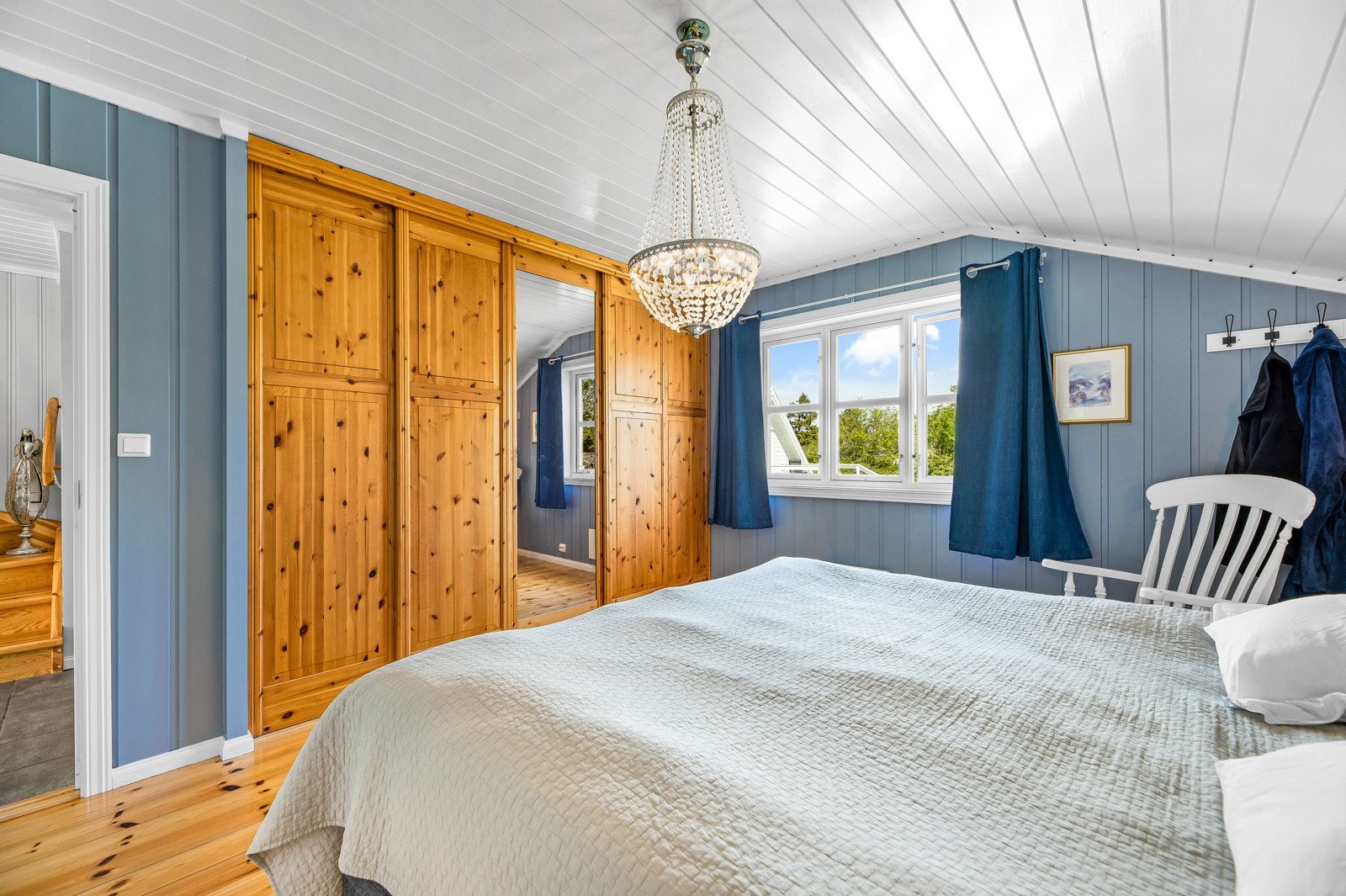 Dette rommet ligger i første etasje og her er det god oppbevaringsplass i en skyvedørsgarderobe. Galleribilde