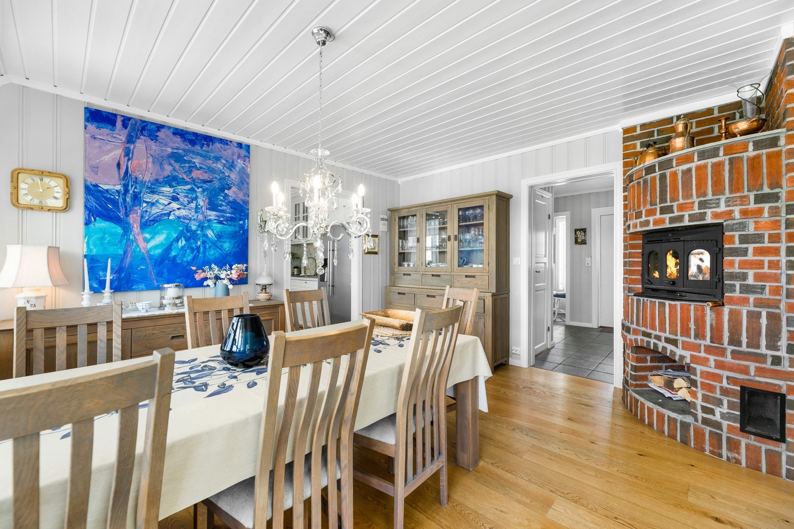 I hjørnet av rommet er det en peis som gir ekstra kos på de hustrige dagene. Galleribilde