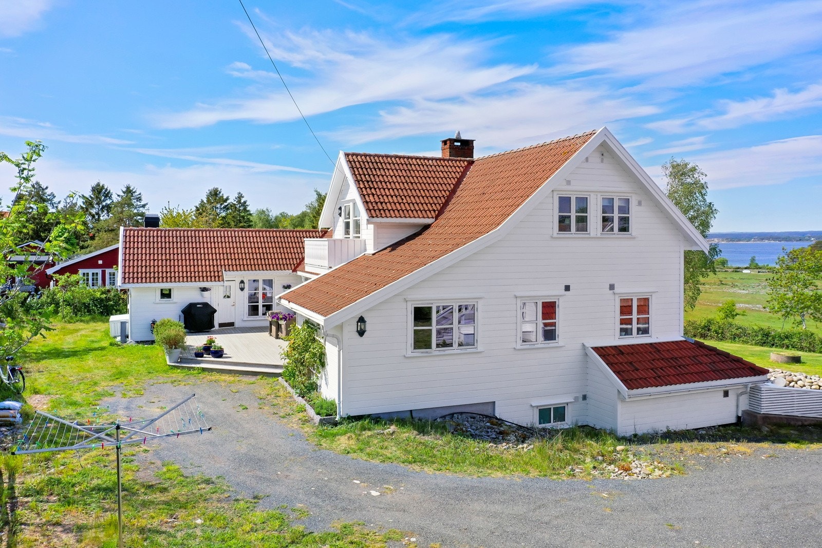 Det er gode parkeringsmuligheter på gruslagt gårdsplass. Galleribilde