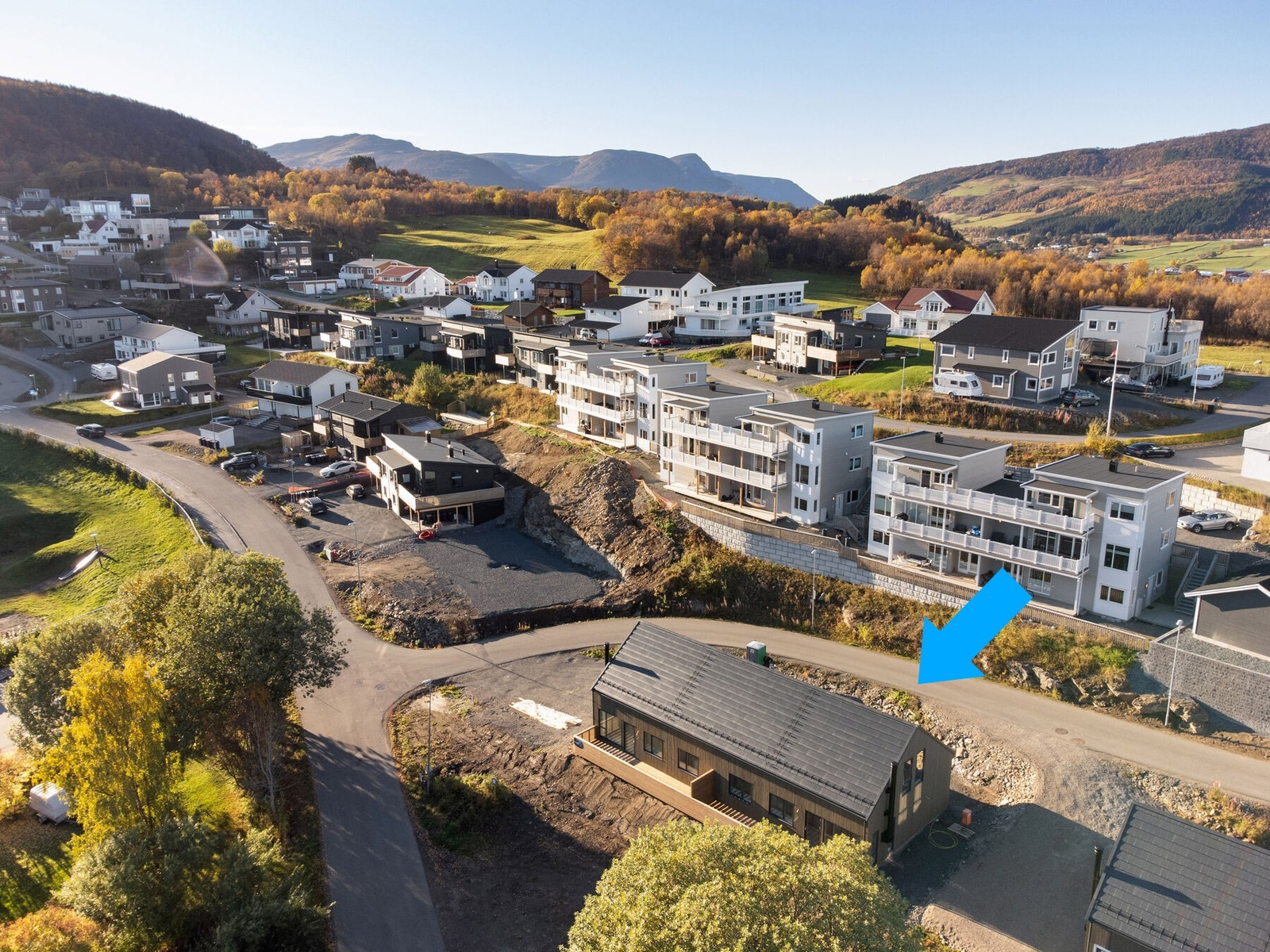 Her er det kort vei til barnehage, skole, dagligvarebutikker og flott turterreng. Galleribilde