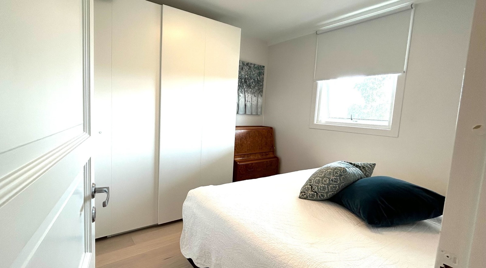 Skyvedørsgarderobe fra Ikea. I tillegg har leiligheten to boder og vaskerom som gir masse mulighet for lagring og oppbevaring. Galleribilde