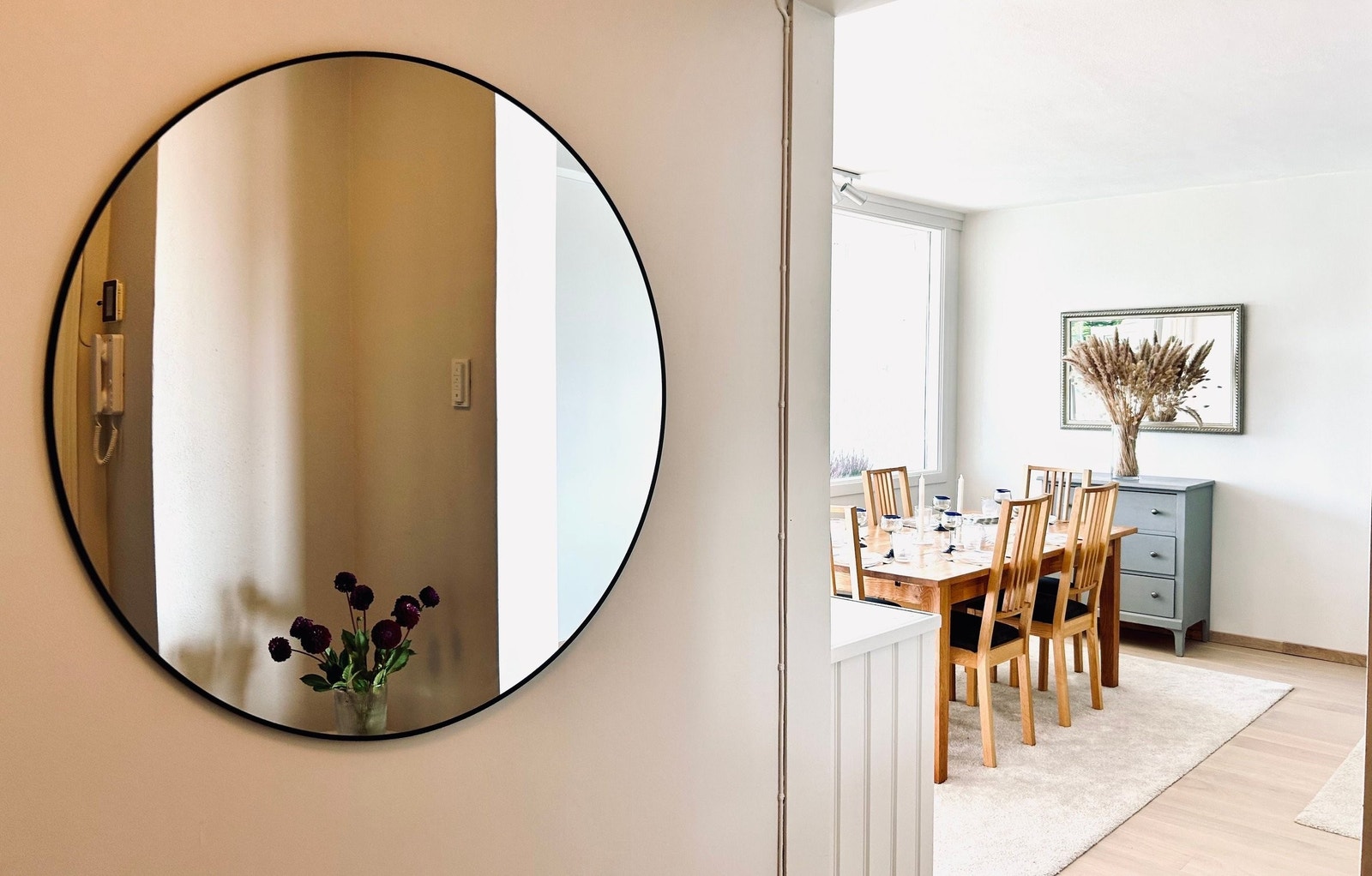 Her får du 44 praktiske kvadratmeter med lyse overflater og lekker eikeparkett. Galleribilde