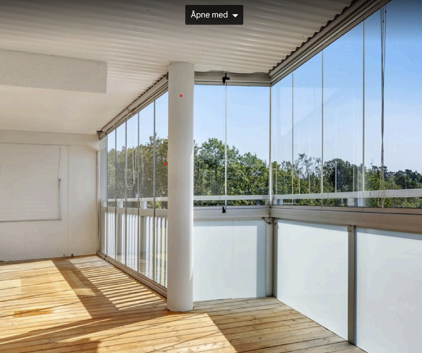 Innglasset veranda på 21 m2 gir mye ekstra stueplass - store deler av året. Her er det solrikt og fint. Galleribilde
