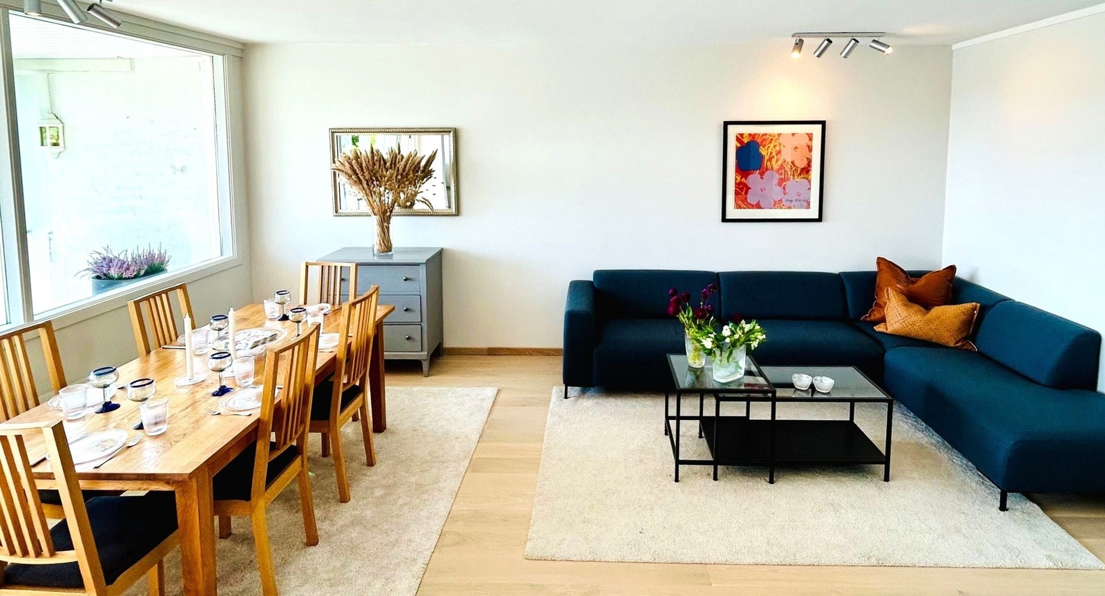 Stua er stor og åpen, med god plass til både salong og stor spisestue. God takhyde gir mye god romfølelse. Galleribilde