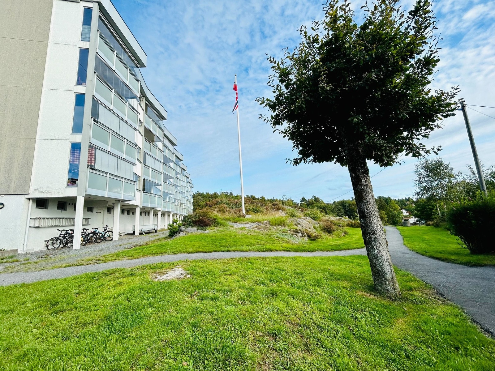 Et velstelt og hyggelig uteområde. Alle leilighetene har store innglassede verandaer. Galleribilde