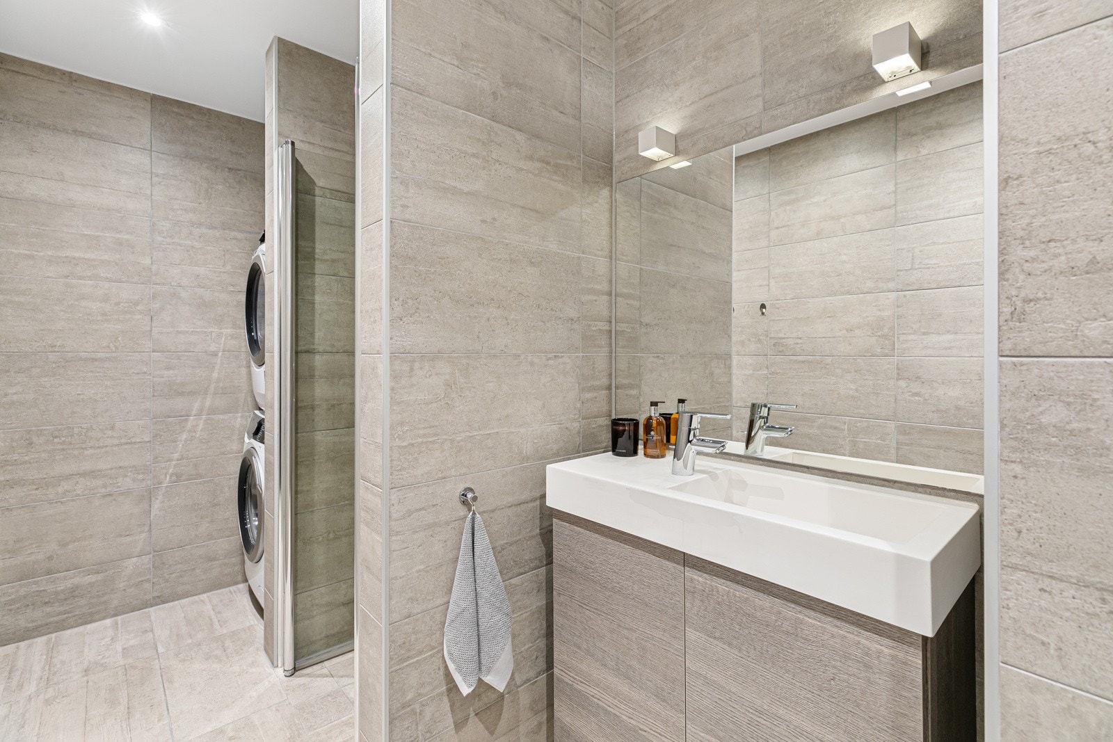 Her bys det på servantskap med glatte fronter, og heldekkende servant, toalett samt opplegg for vaskemaskin og tørketrommel Galleribilde