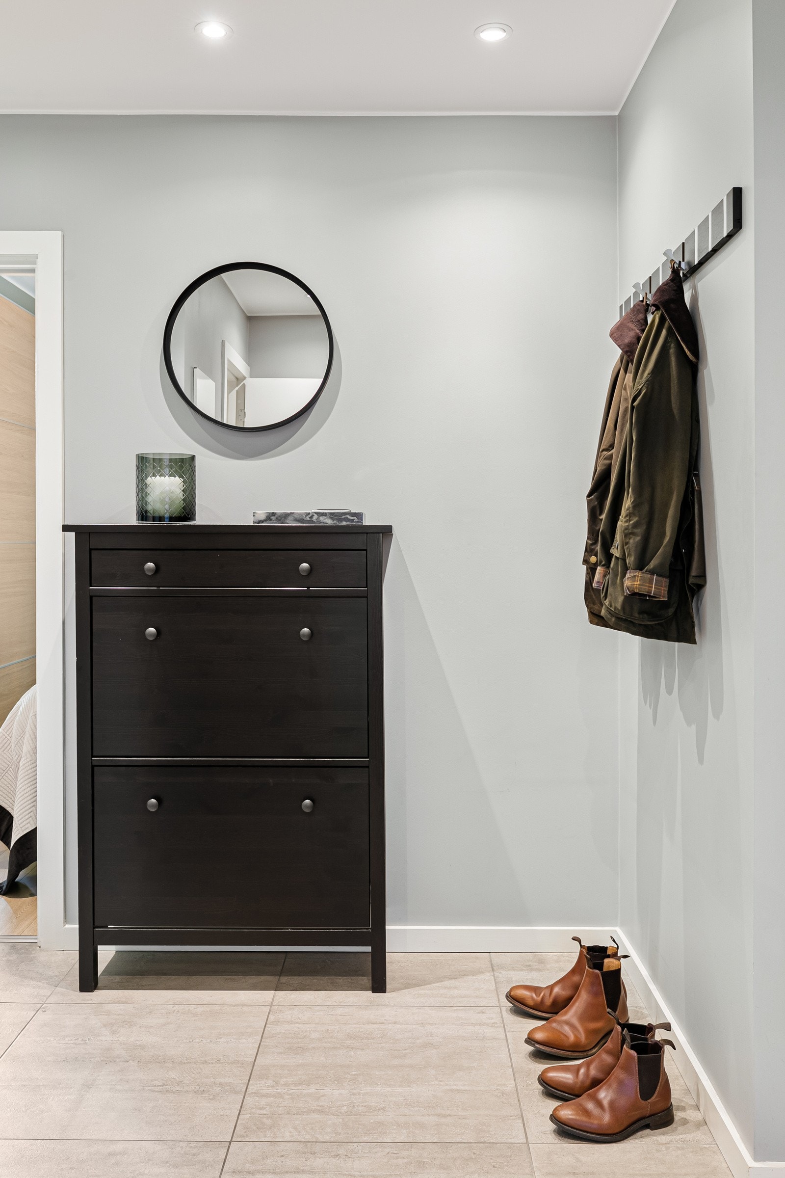 Klær og diverse kan enkelt oppbevares på knagger og ytterligere garderobeløsninger Galleribilde