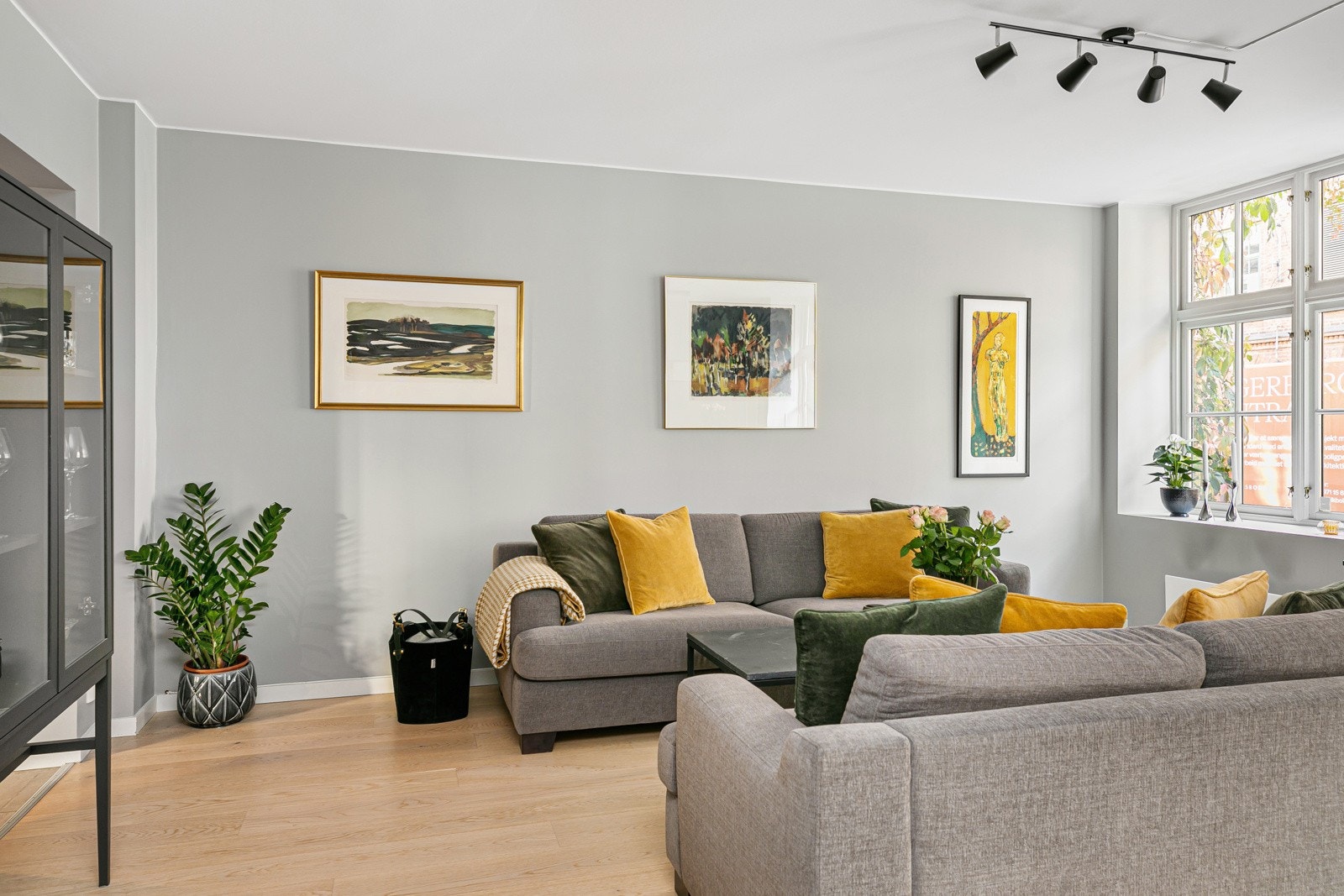 Stuen er romslig og innehar god plass til møblering etter ønske og behov Galleribilde