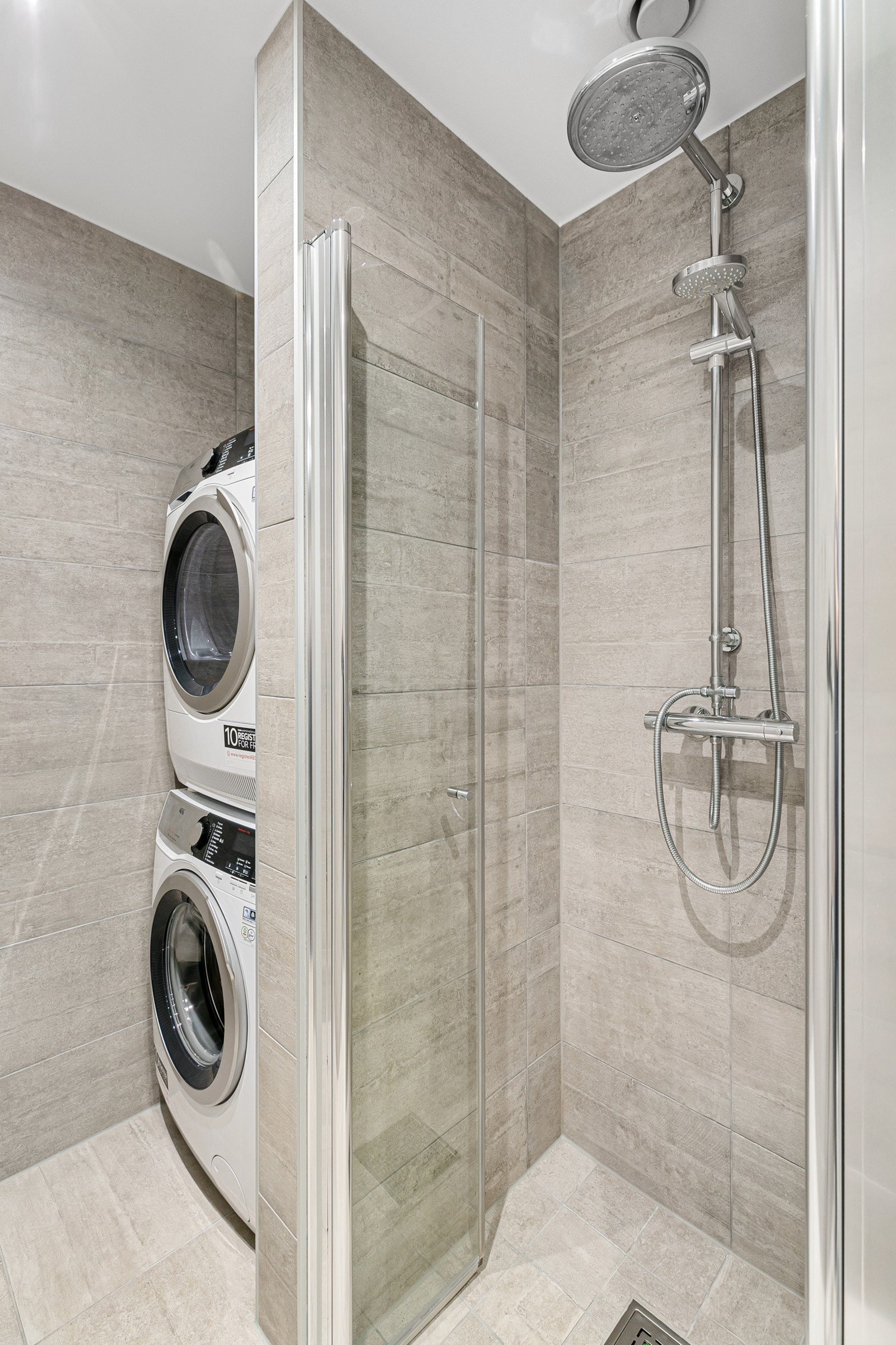 Egen nisje til både dusj og vaskemaskin/tørketrommel Galleribilde