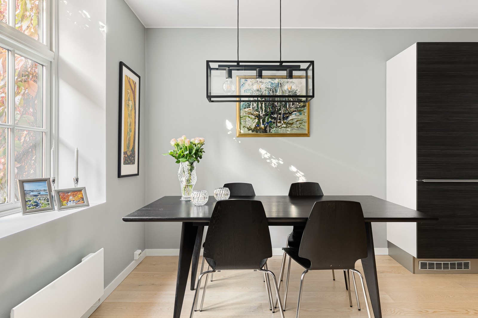 Her er det god plass til ulike sofagrupper, samt det store langbordet hvor du kan invitere flere gjester over på hyggelige middagsbesøk Galleribilde