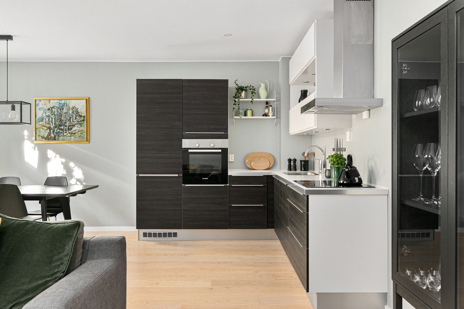 Åpen og sosial kjøkkenløsning med mørk, moderne og solid innredning fra HTH (2015) Galleribilde