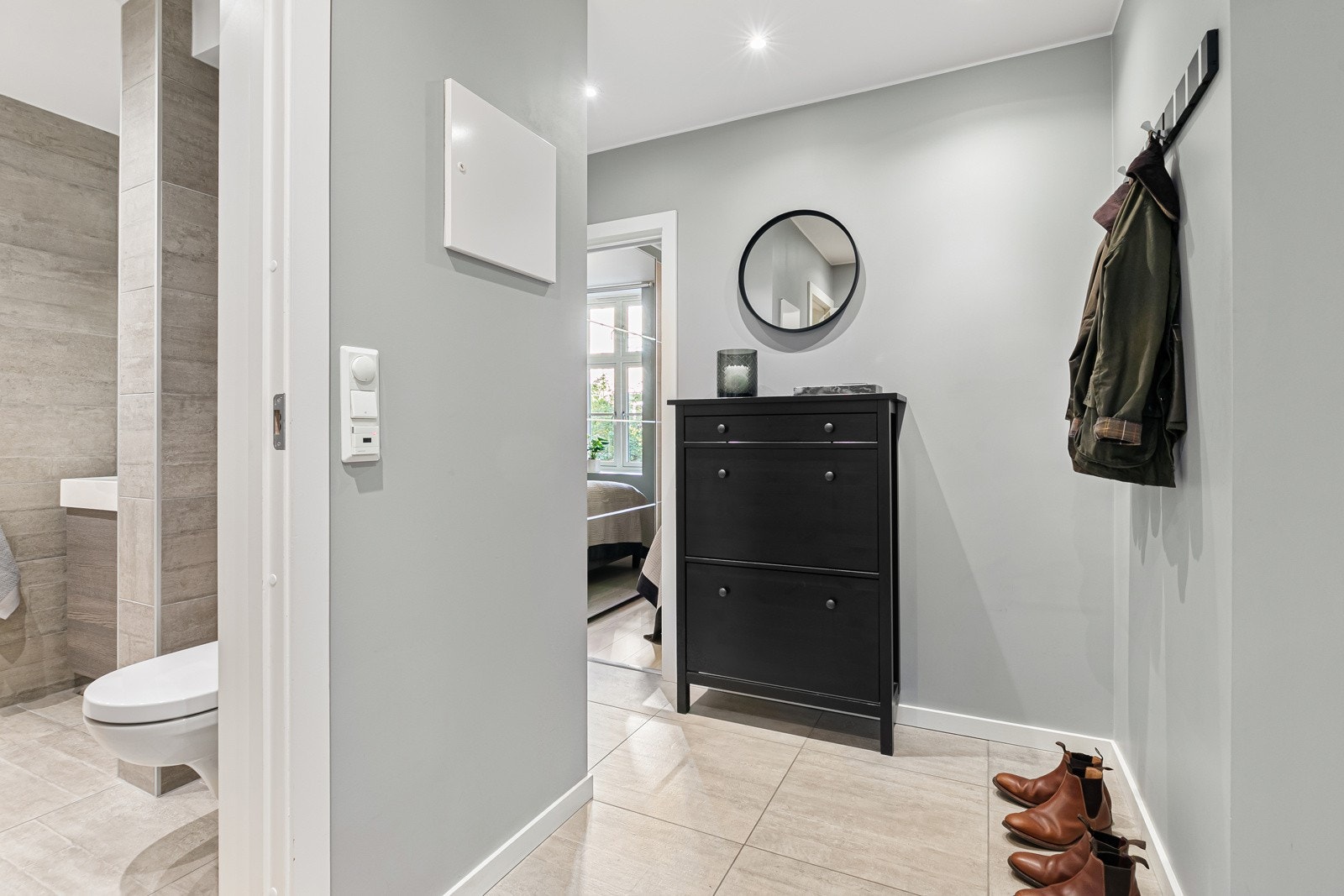 Svært hyggelig inngangsparti med lyse fliser hvor det bys på behagelig gulvvarme, som gir et meget representativt inntrykk av boligen Galleribilde