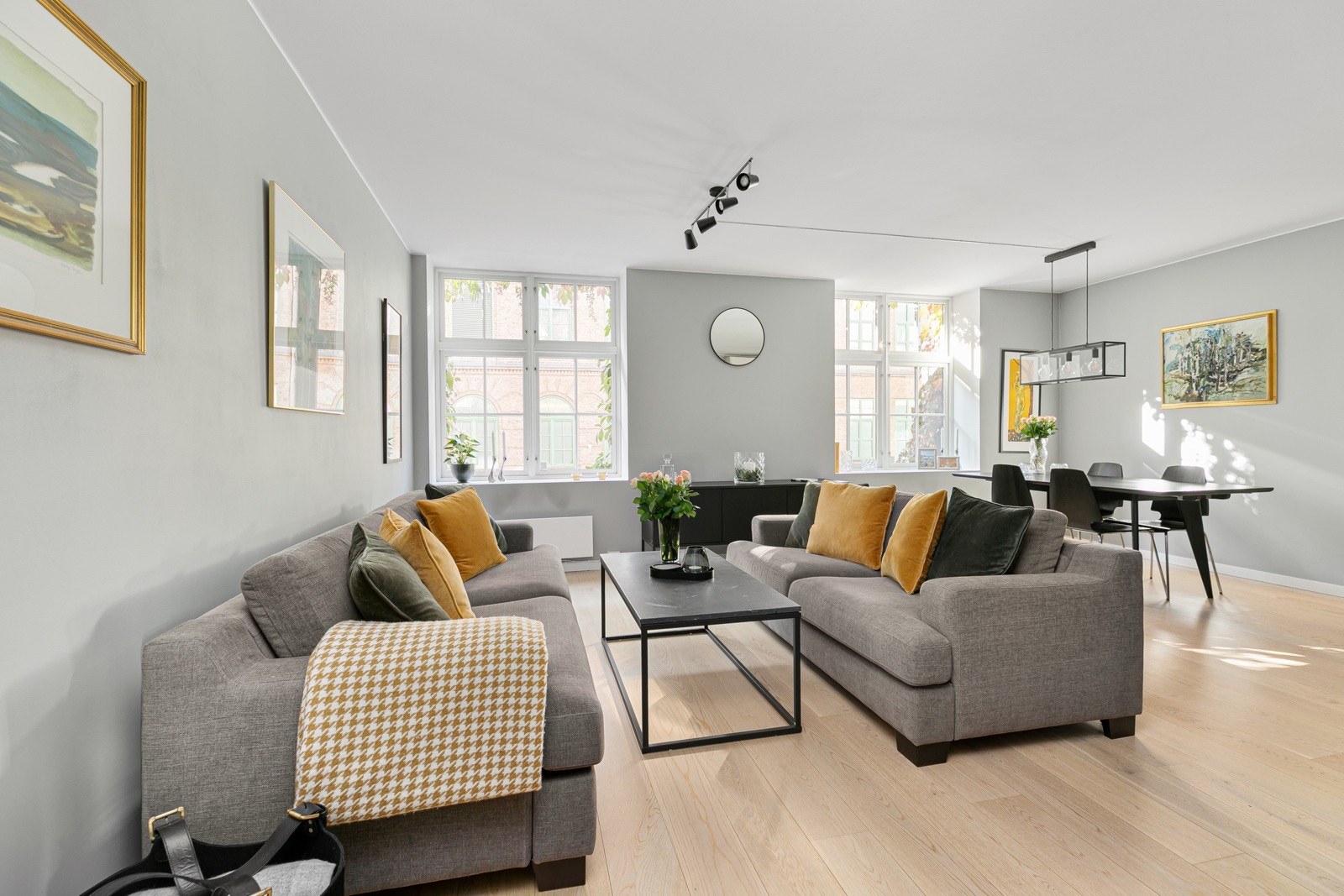 Stor og lys stue med svært gode lysforhold Galleribilde