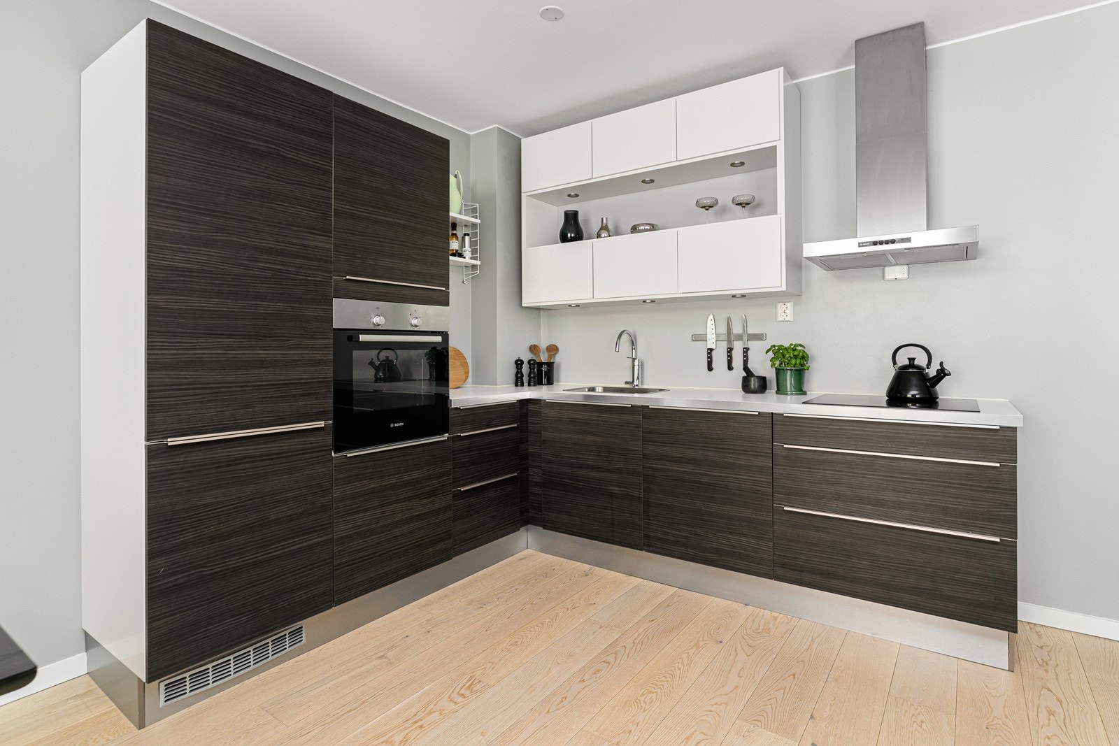 Innredningen byr bl.a. på benkeplate i laminat, integrert induksjonsplatetopp, stekeovn, oppvaskmaskin og kjøle/fryseskap Galleribilde